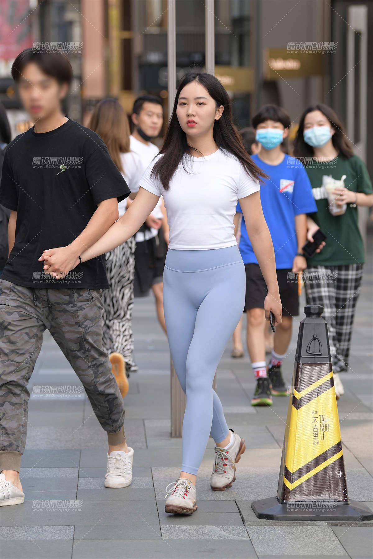 圆润紧身裤女友-日更街拍