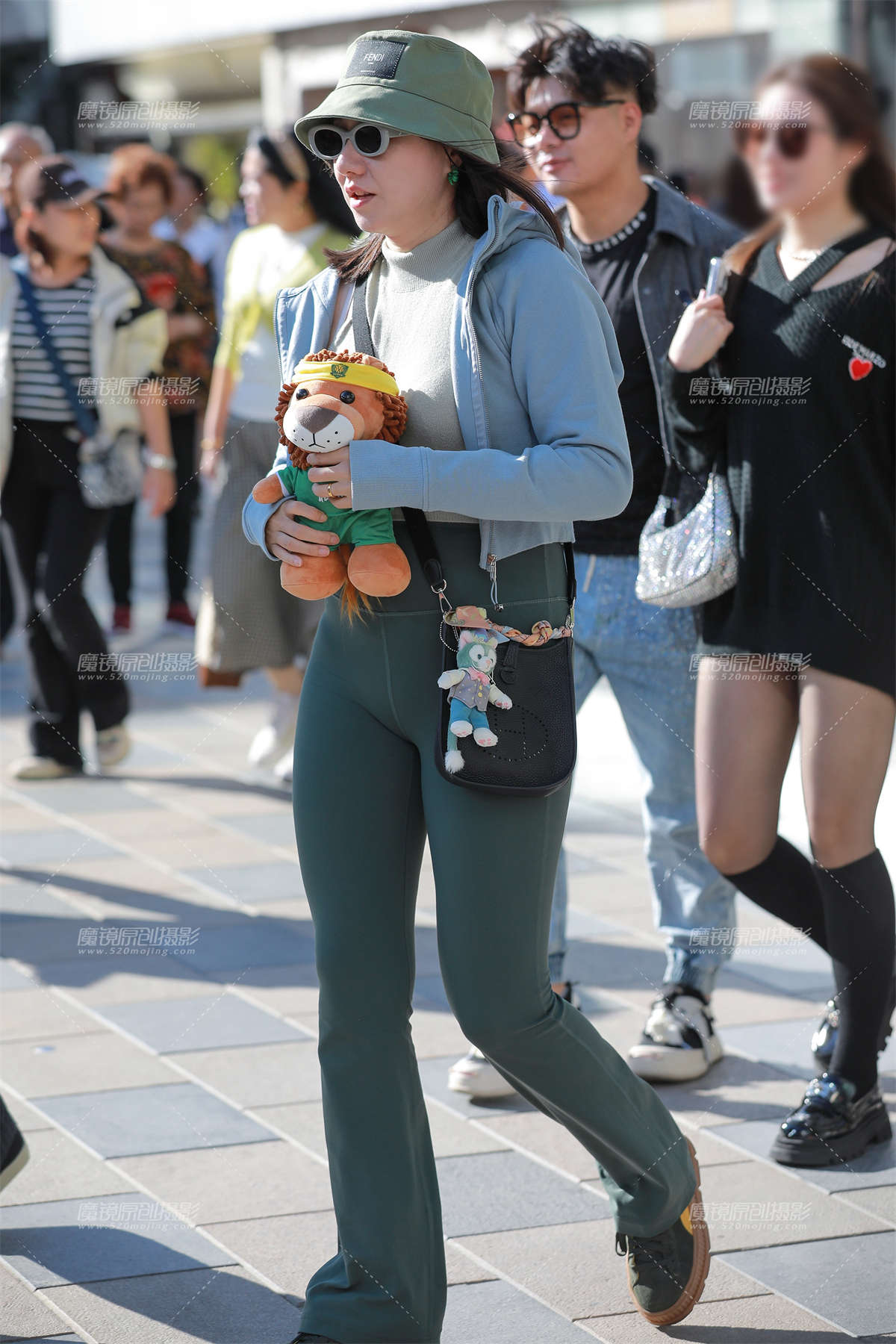 图片[2]-【玻璃街拍】绿色紧身裤-日更街拍