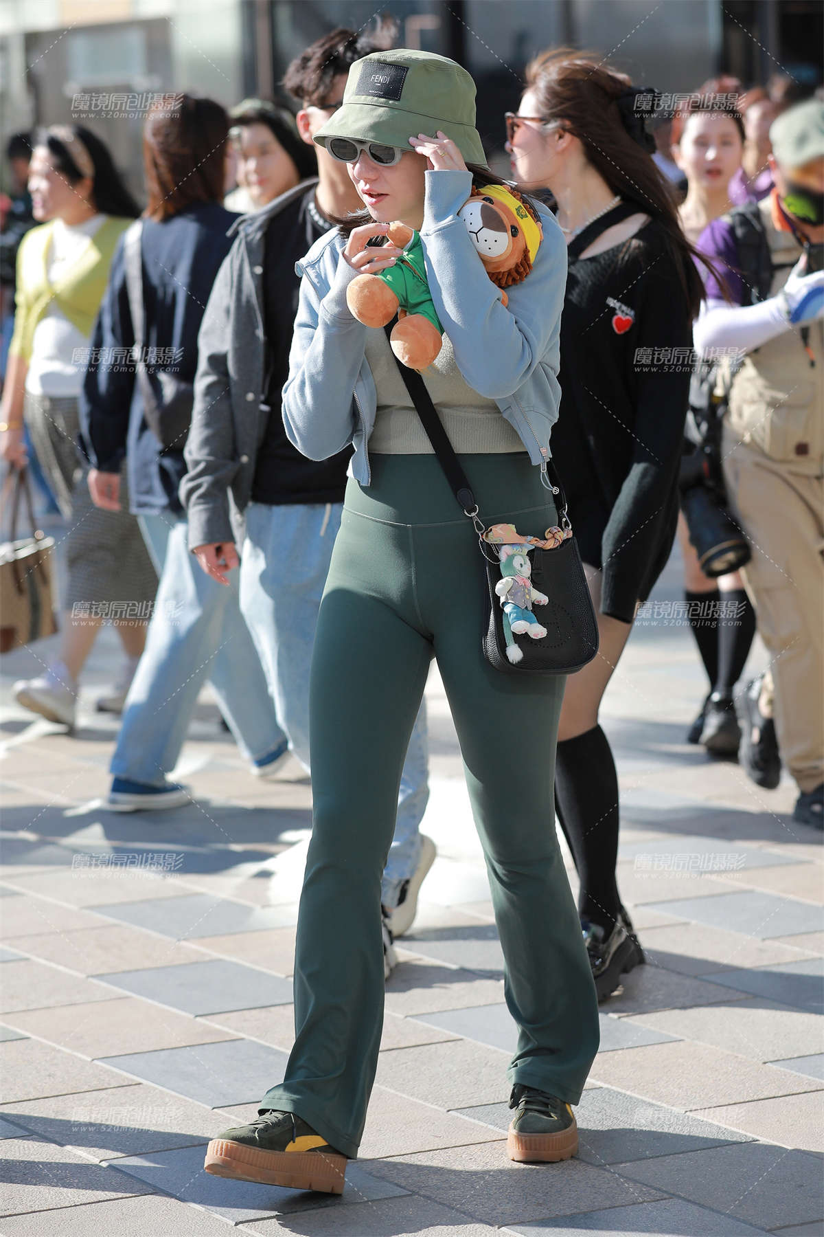 【玻璃街拍】绿色紧身裤-日更街拍