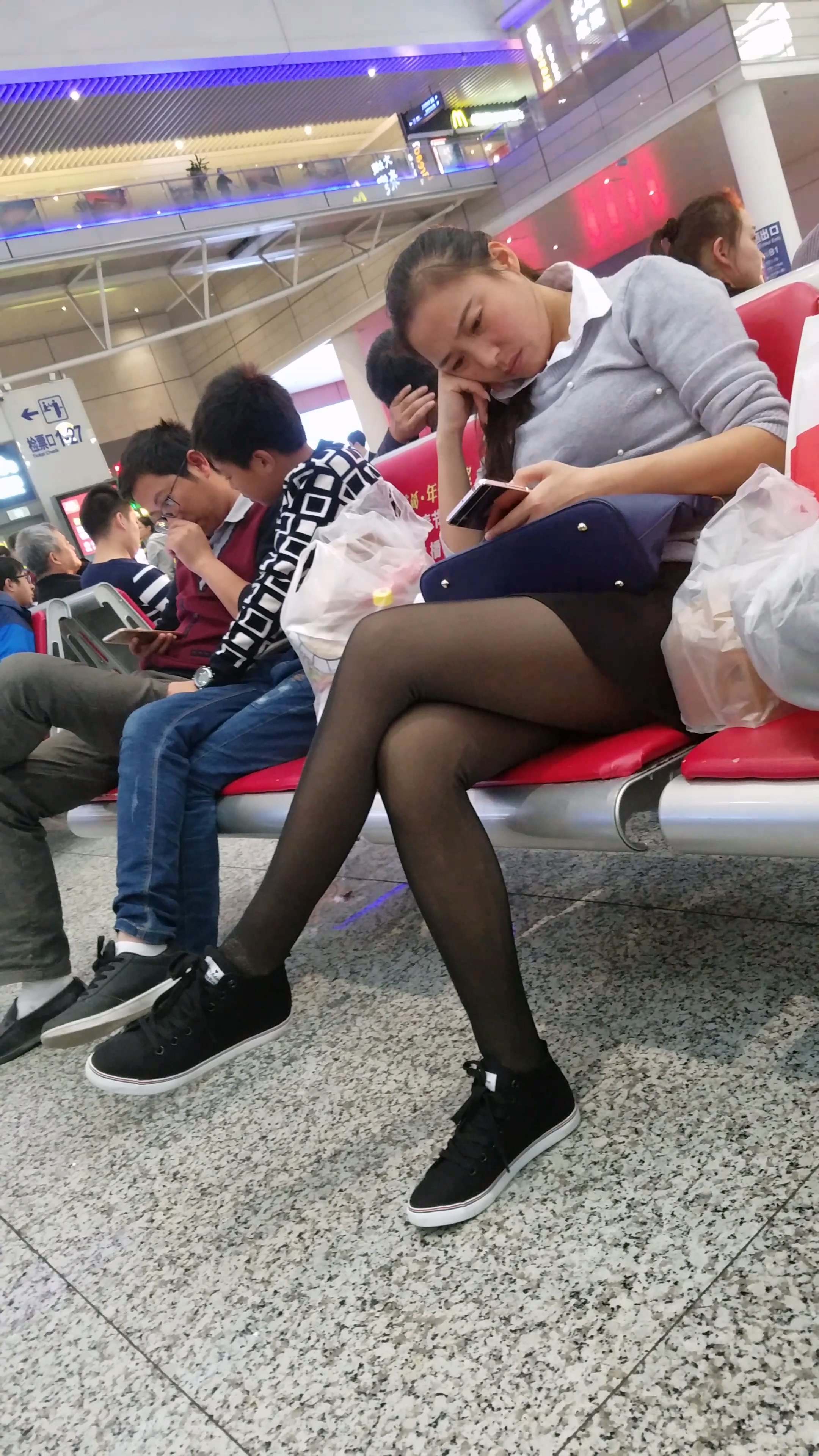 图片[2]-[4K高清视频]车站候车的黑色丝袜板鞋细长美腿少妇-日更街拍