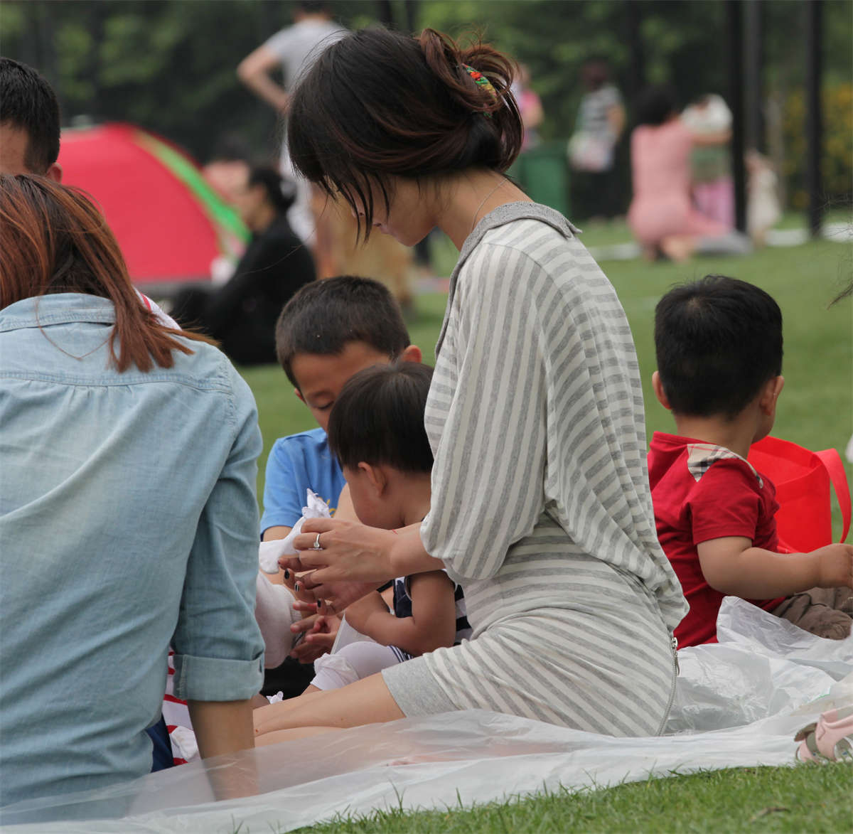 踏青公园街拍系列No.886 恬静少妇足底细嫩无瑕-日更街拍