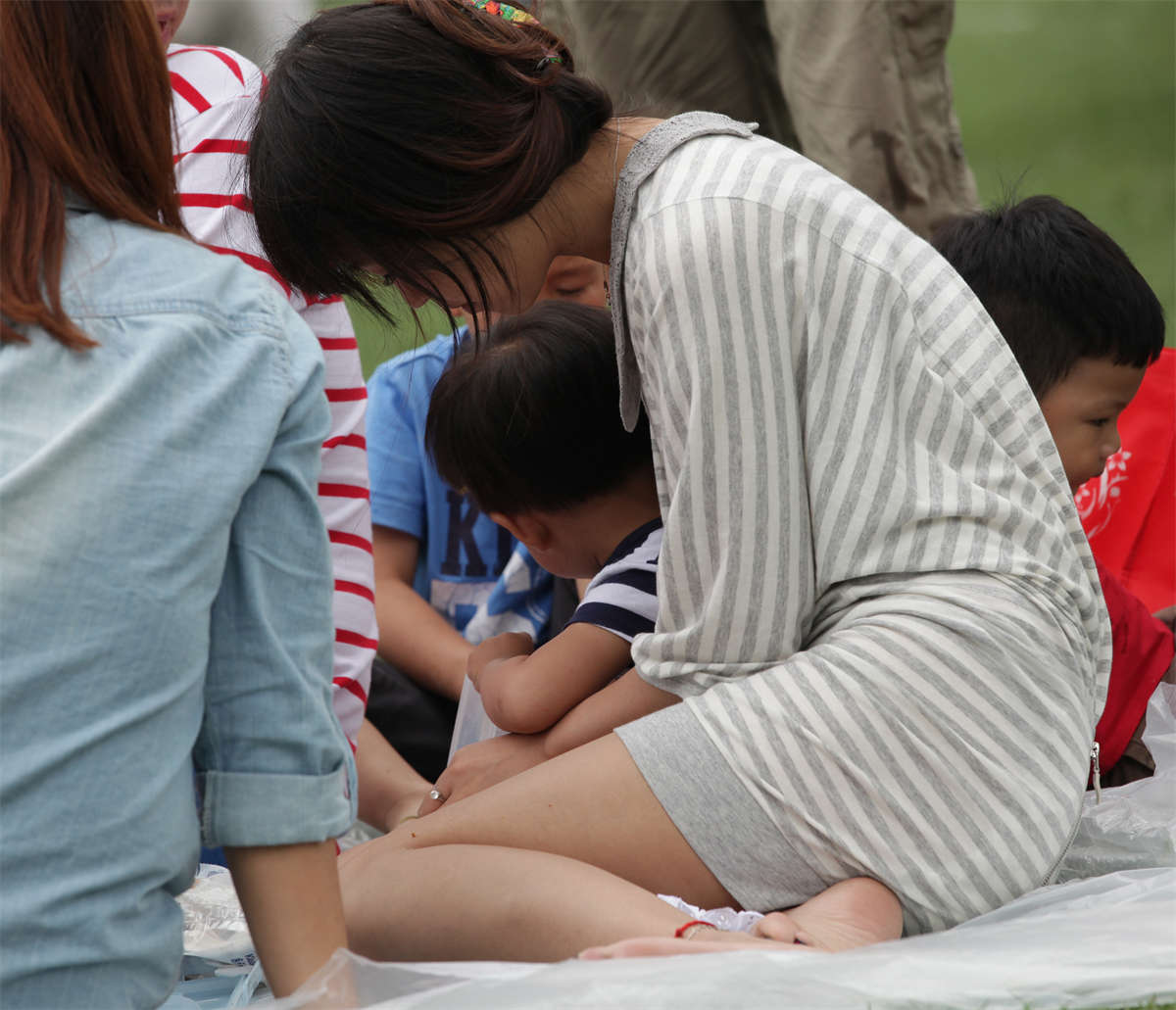 图片[2]-踏青公园街拍系列No.886 恬静少妇足底细嫩无瑕-日更街拍