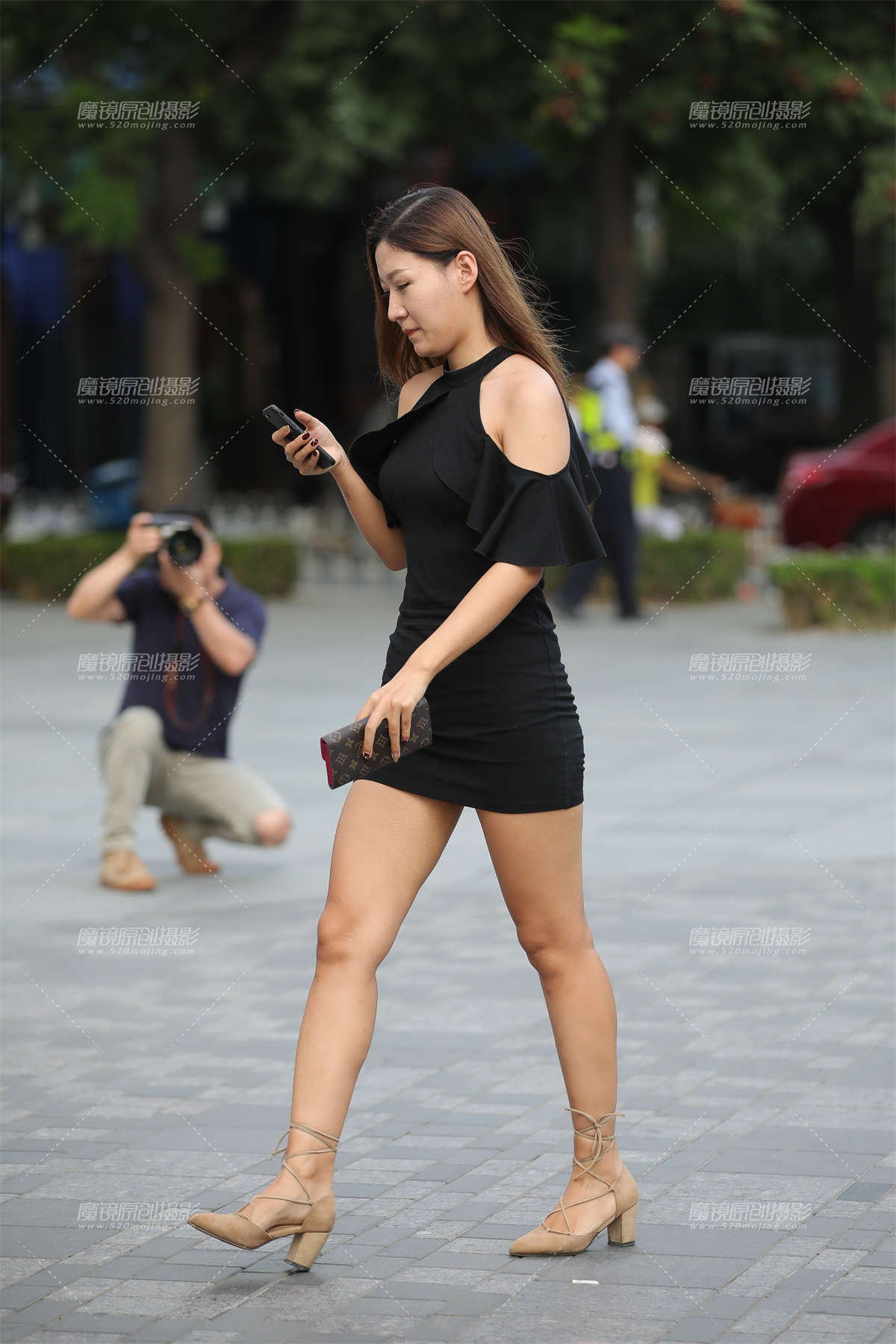 圆润的包臀裙美眉-日更街拍