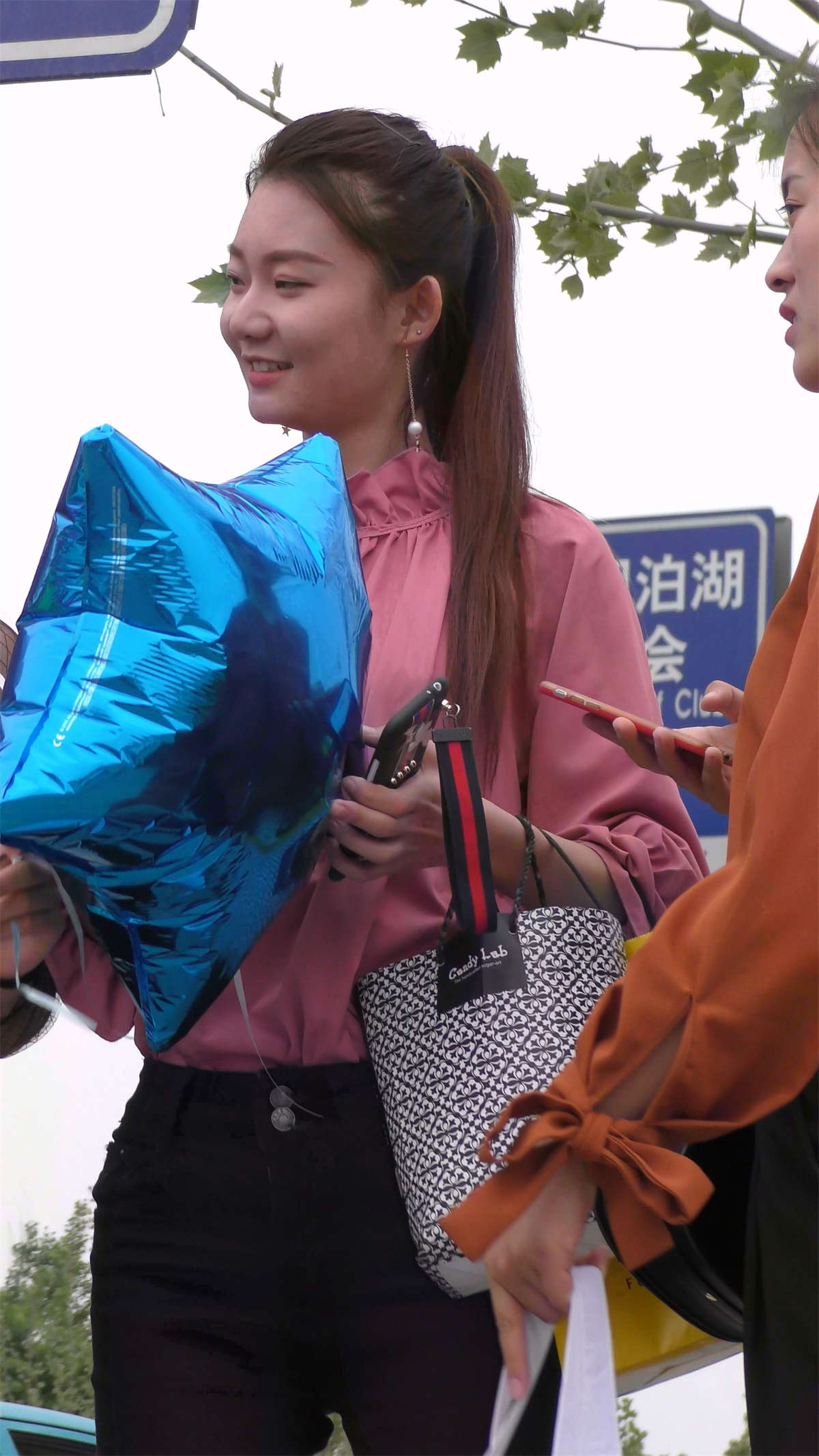 图片[2]-马尾辫粉衬衫紧身黑客清纯美女-日更街拍