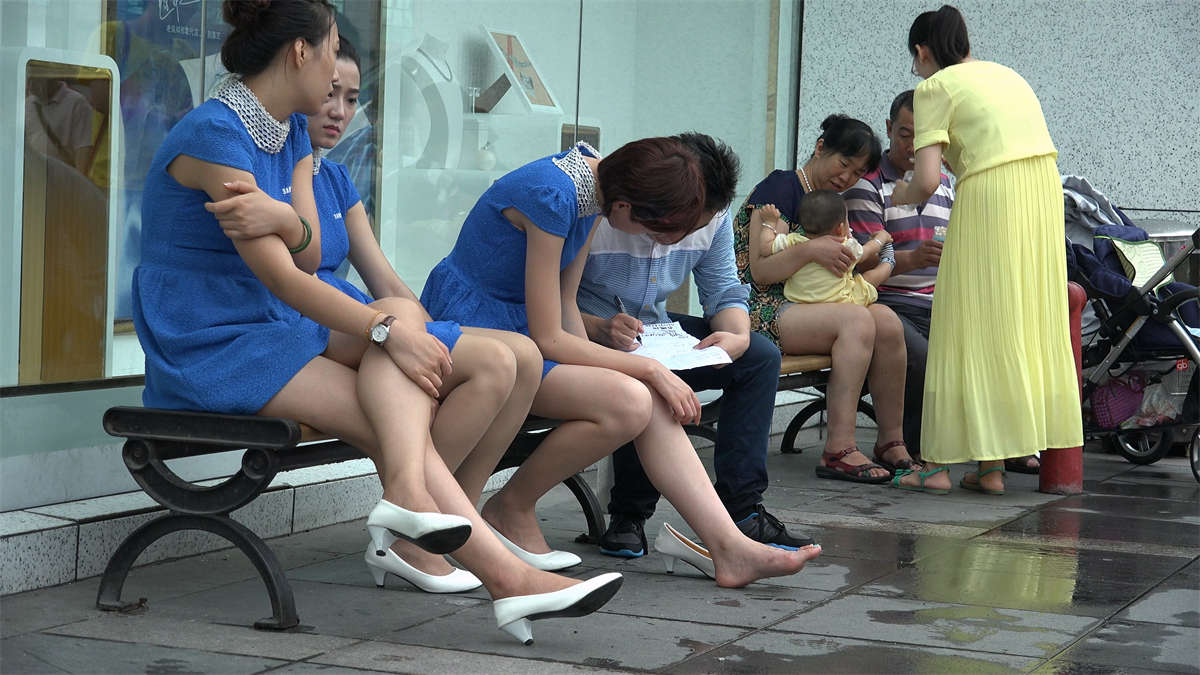 坐在凳子上终场休息的礼仪MM-日更街拍