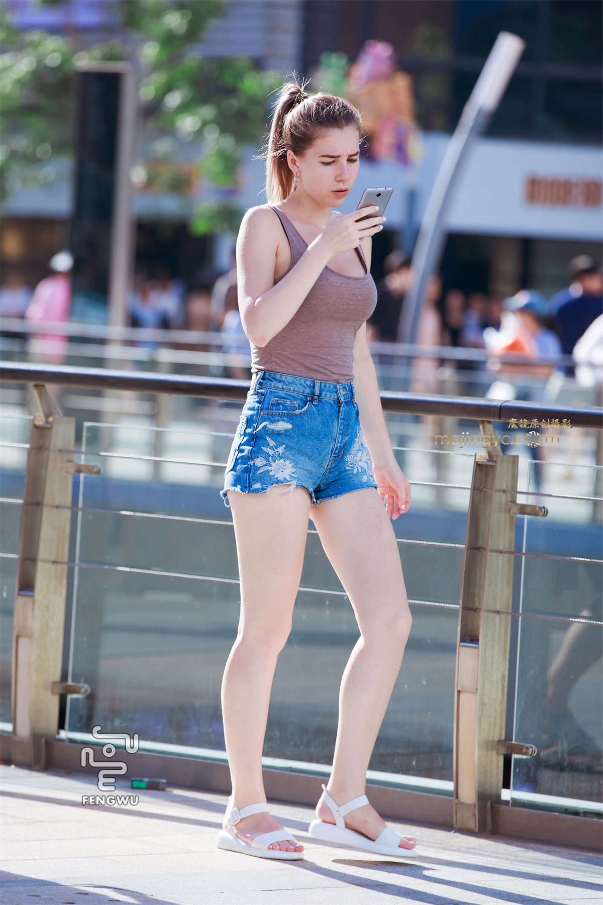 热裤，裸腿，凉鞋-日更街拍