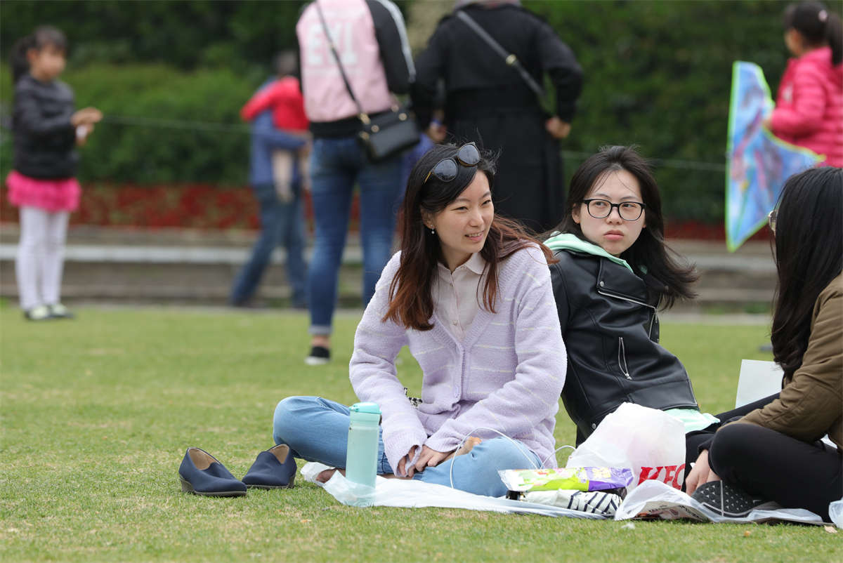 图片[2]-踏青公园街拍系列No.730 以为女孩光着脚，近看才发现原来她穿着抽了丝的超薄长丝-日更街拍