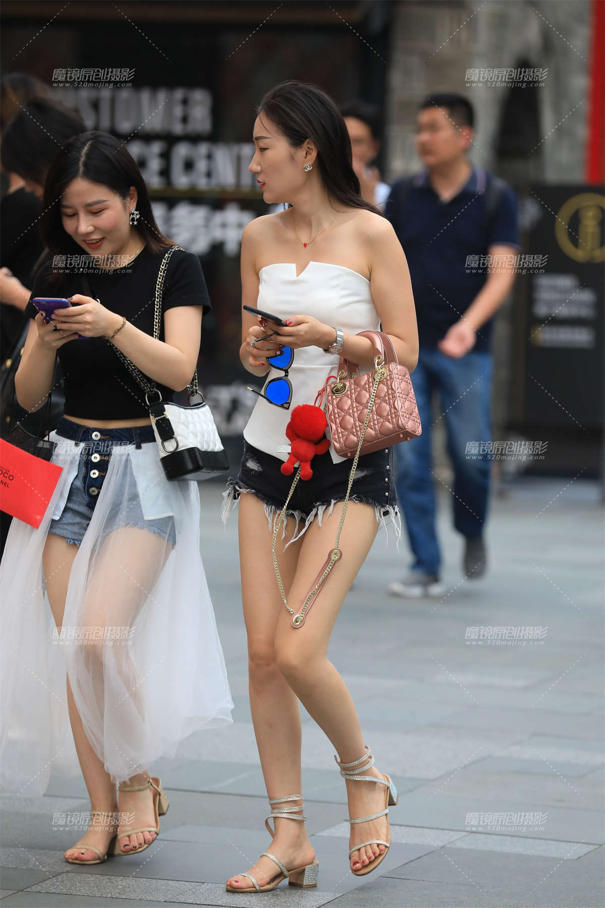 抹胸长腿好身材-日更街拍