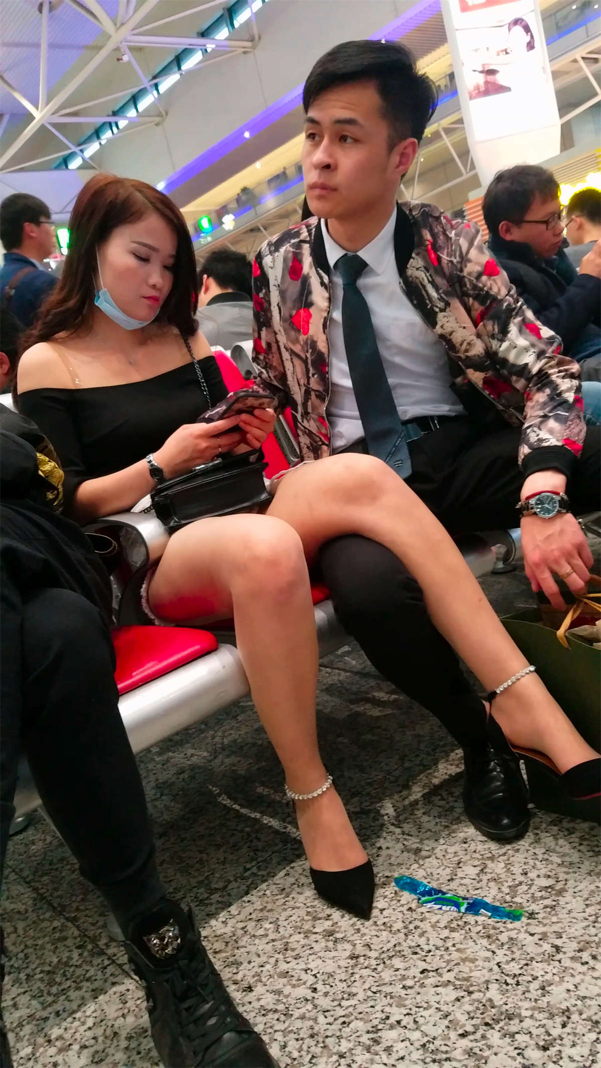 图片[2]-性感白皙美腿美女-日更街拍