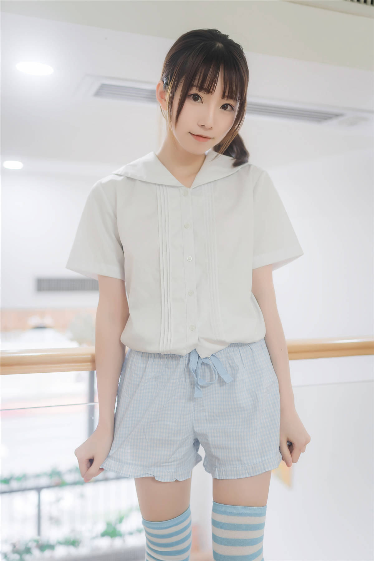 图片[2]-动漫Cos博主-绮太郎Kitaro 蓝白条纹袜-日更街拍