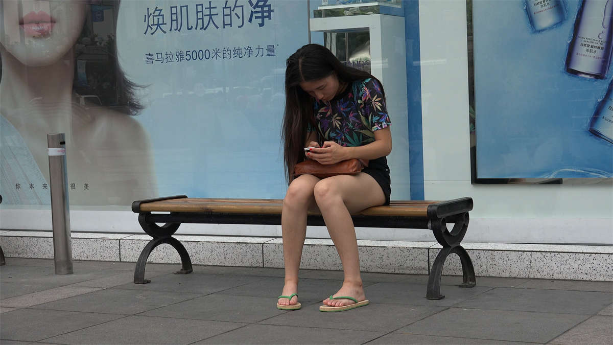 图片[2]-等男友的人字拖美女-日更街拍