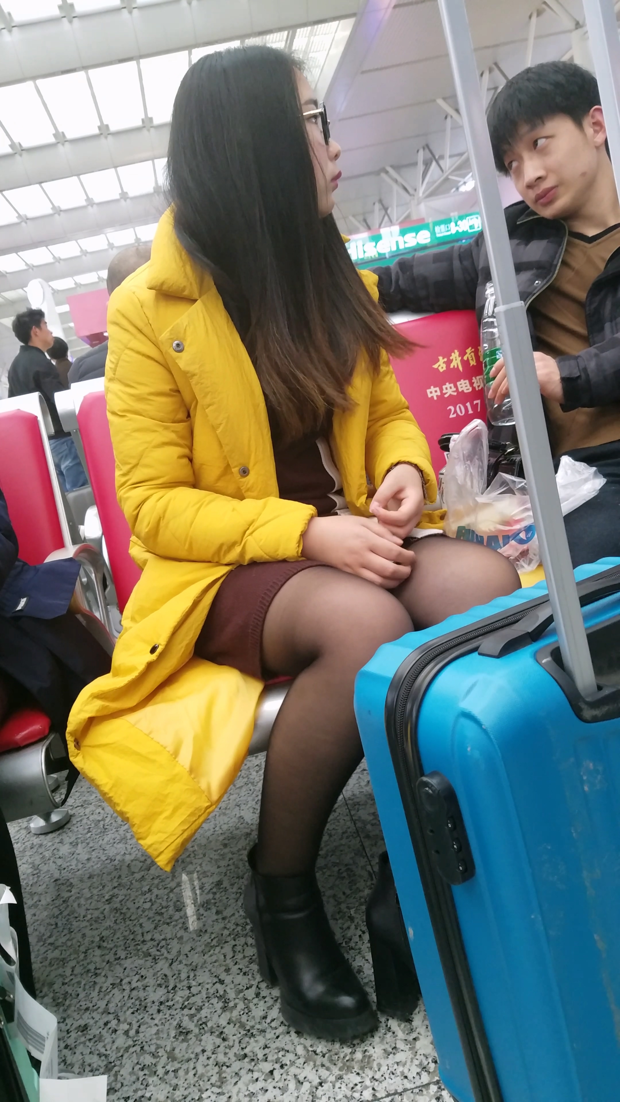 图片[2]-[4K高清视频]车站候车的黑色丝袜连衣裙长发美眉-日更街拍