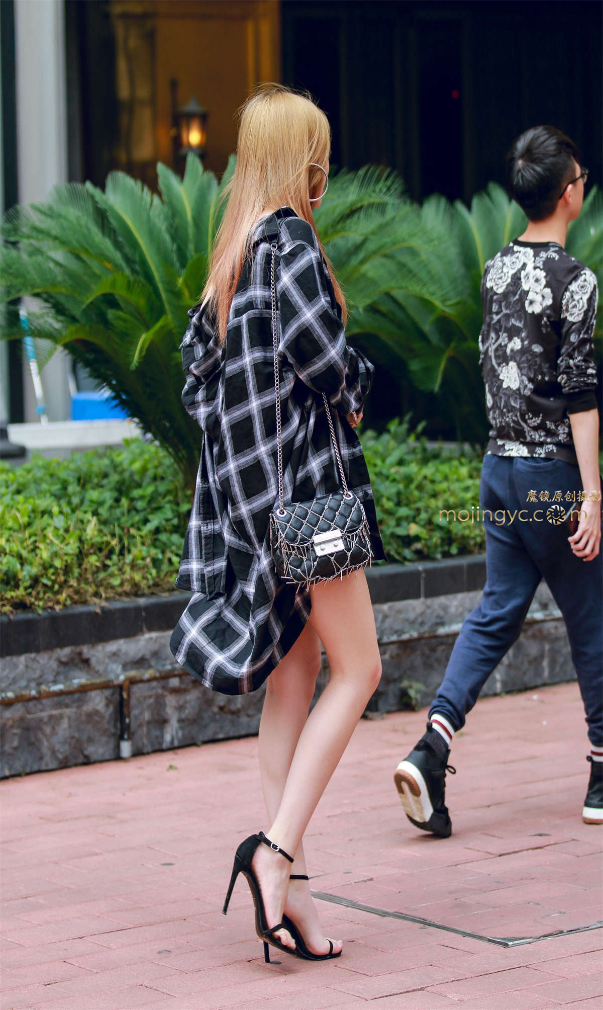 图片[2]-长腿酥胸大美女-日更街拍