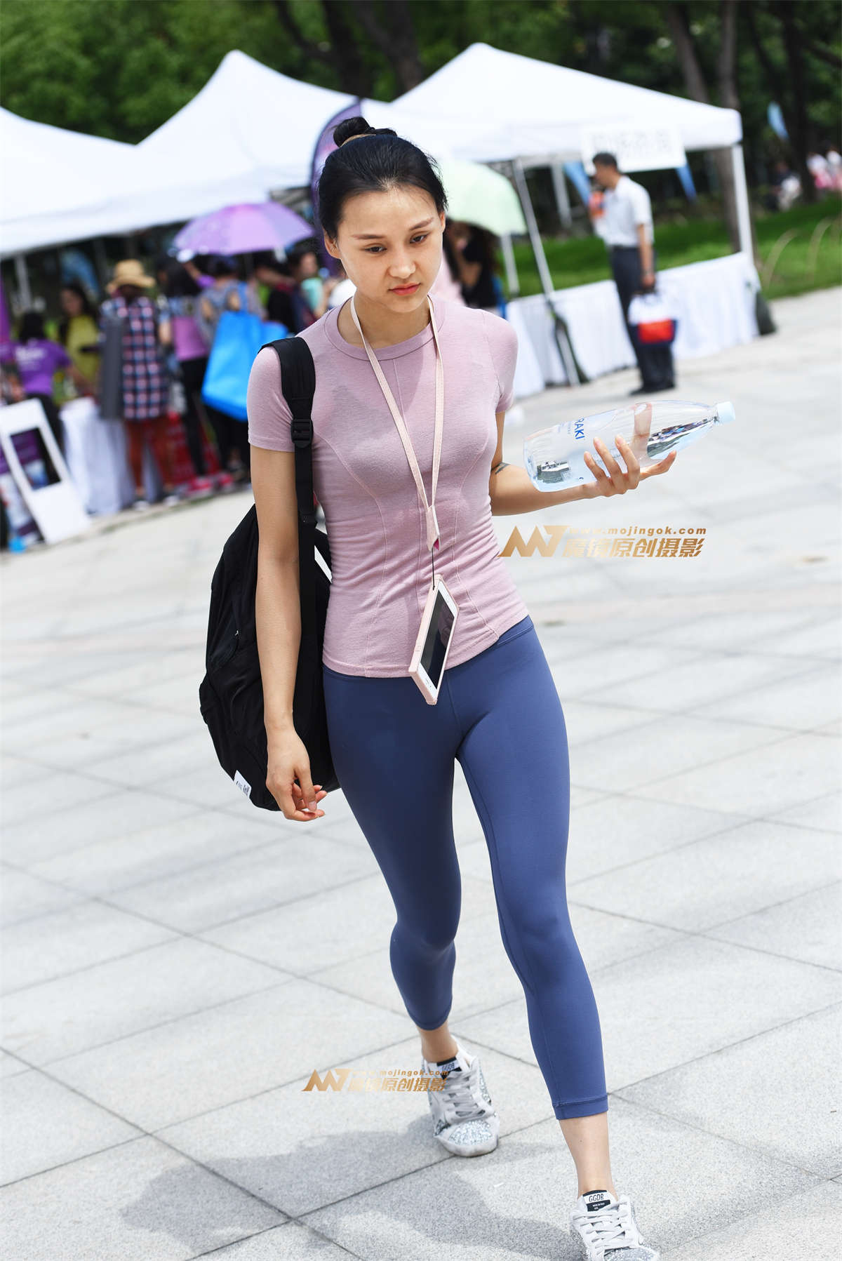 【咔喳赛贴】兰色紧身裤-日更街拍