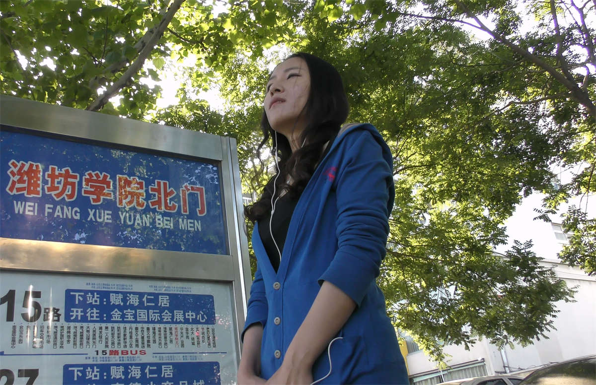 金色亮片凉拖内的红趾与玉足-日更街拍