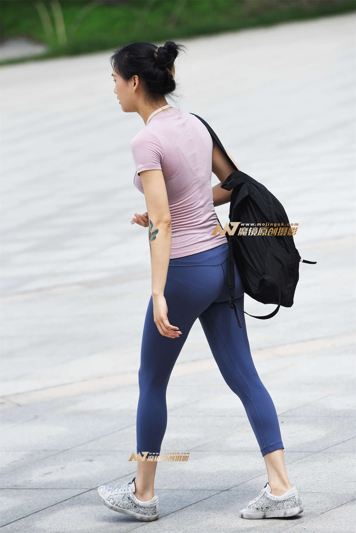 图片[2]-【咔喳赛贴】兰色紧身裤-日更街拍