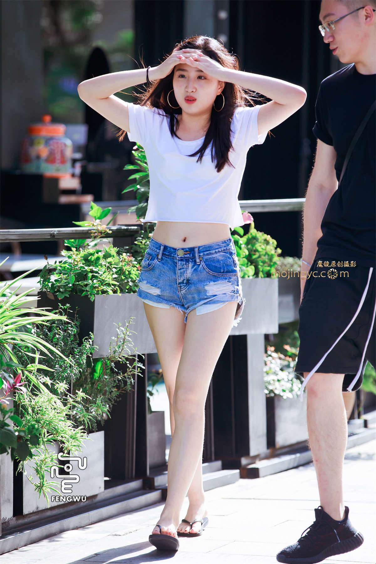 热裤，裸腿，人字拖，美女-日更街拍