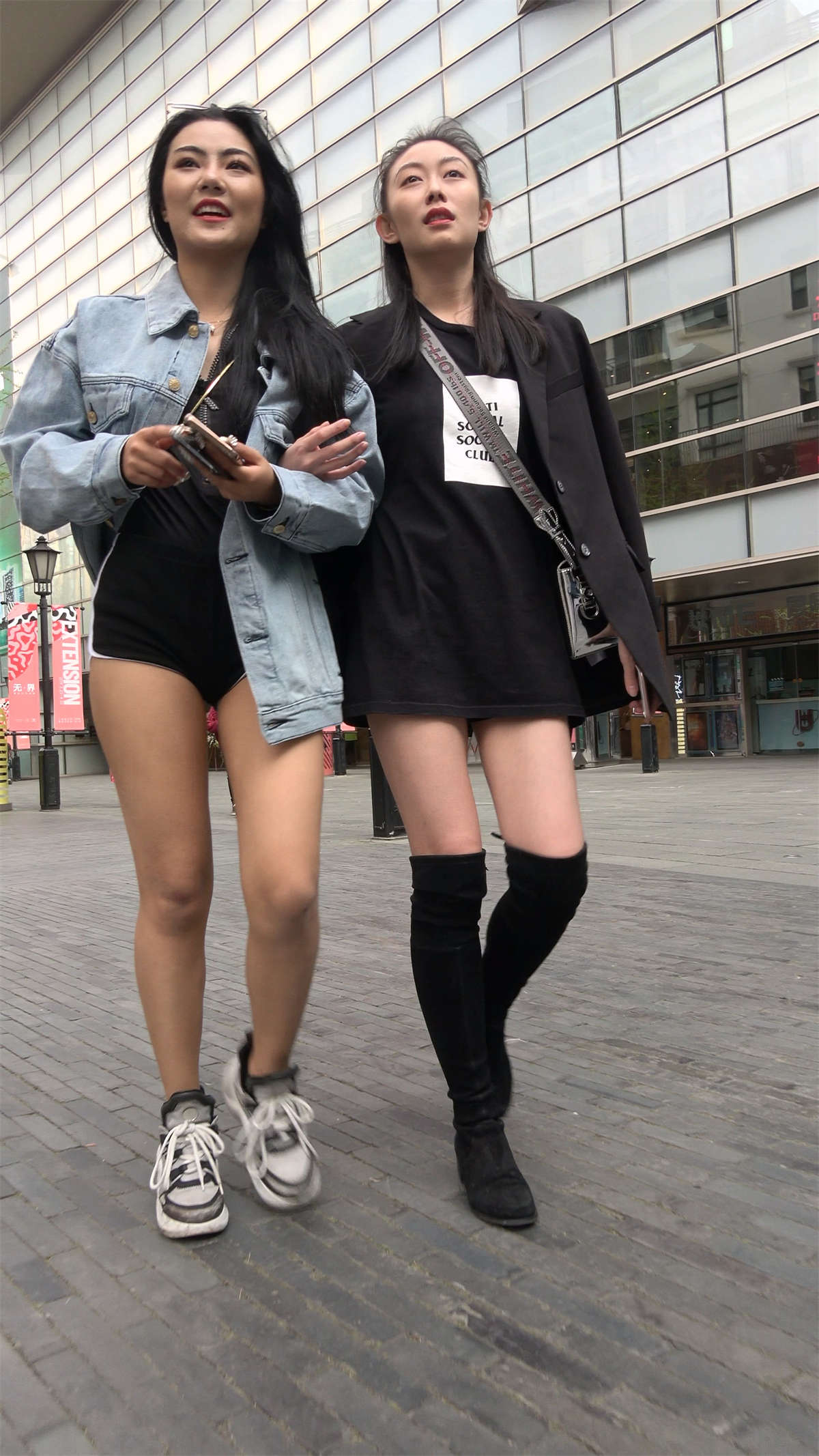 图片[2]-美女姐妹俩逛街-日更街拍