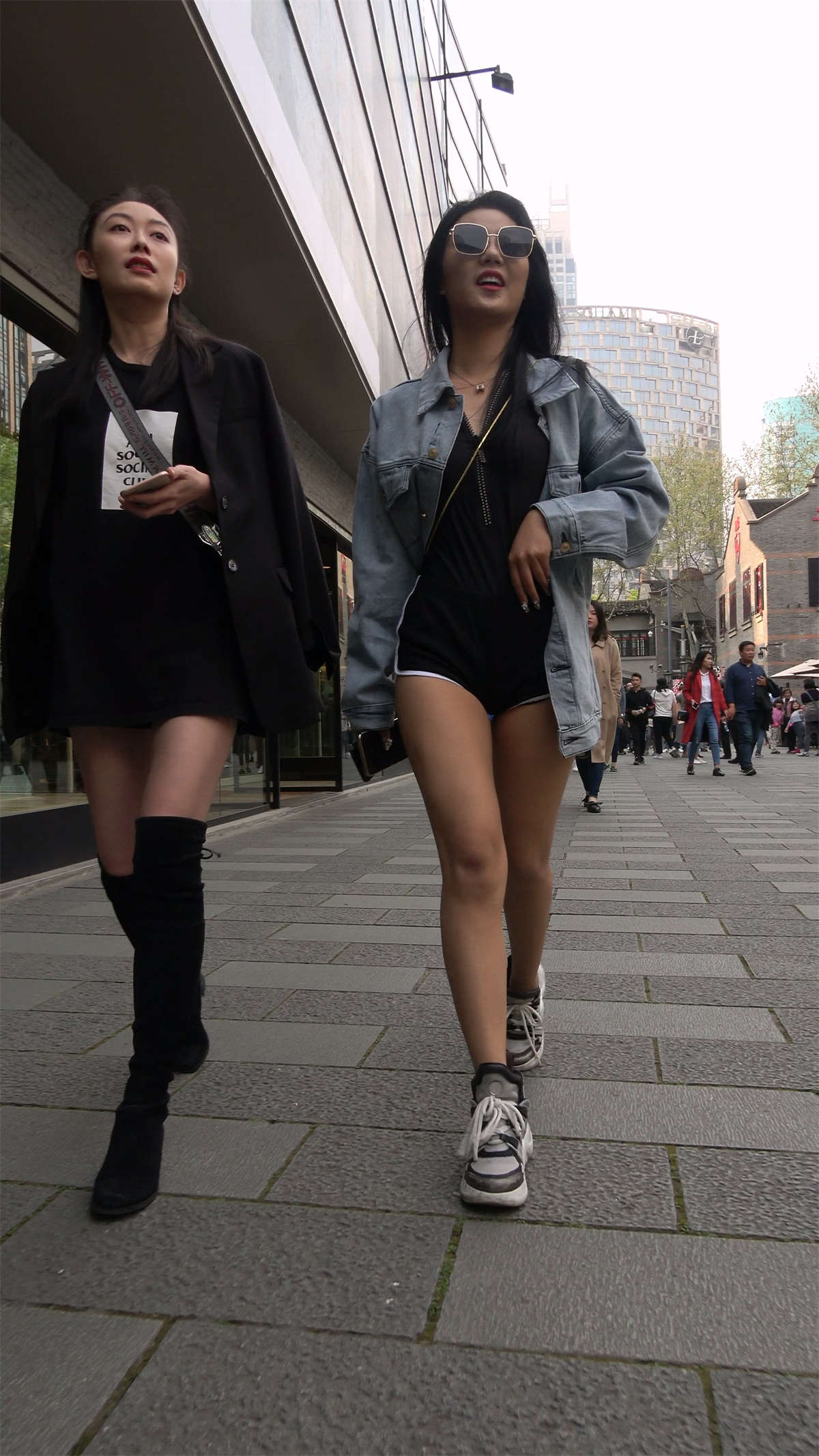 美女姐妹俩逛街-日更街拍