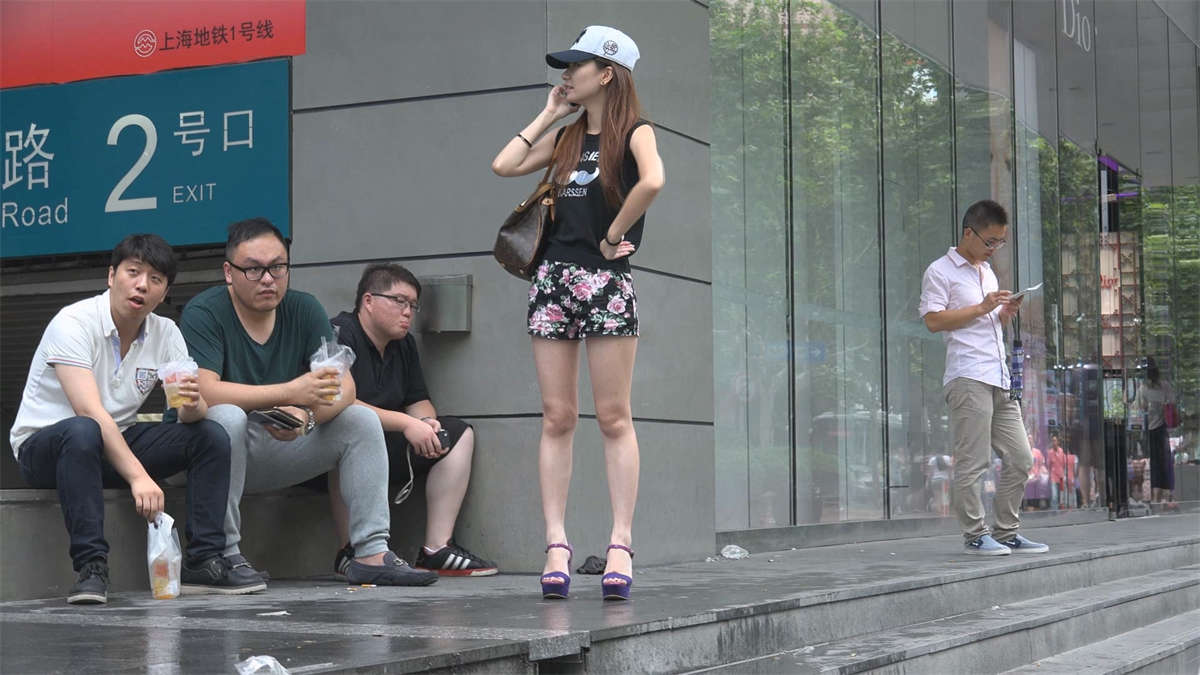 商场门口打电话的美女-日更街拍