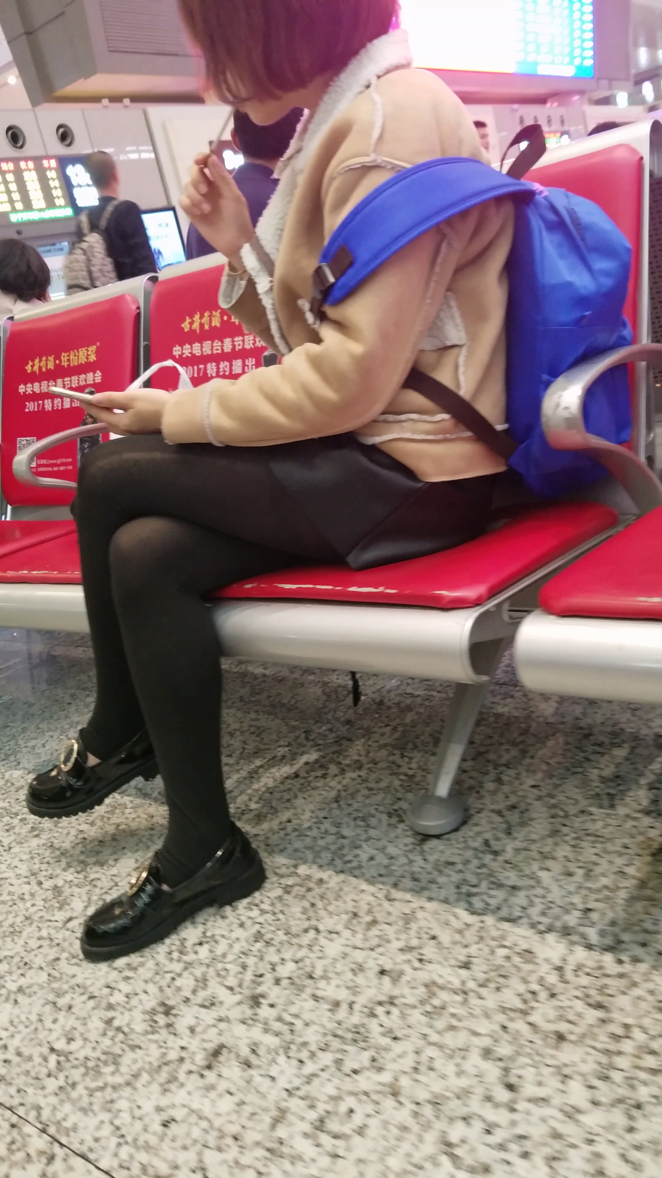 [4K高清视频]车站候车的黑色丝袜皮短裤清纯美女-日更街拍