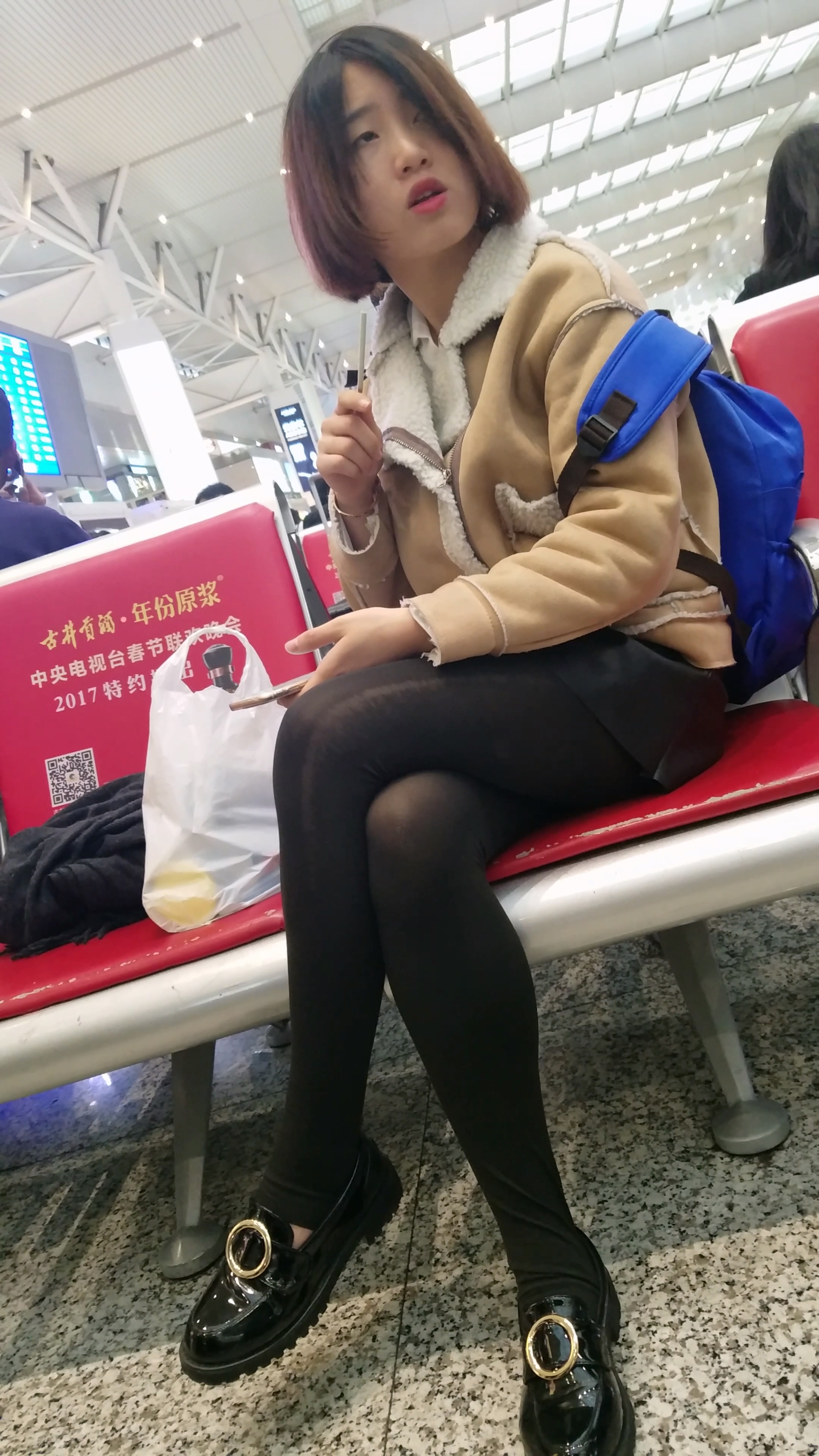 图片[2]-[4K高清视频]车站候车的黑色丝袜皮短裤清纯美女-日更街拍