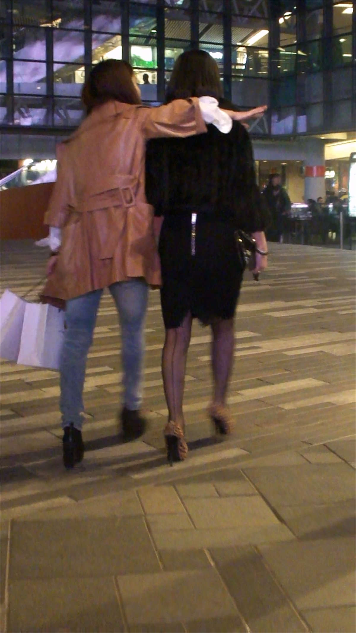 图片[2]-豹纹,高跟,黑丝,美腿的少妇-日更街拍