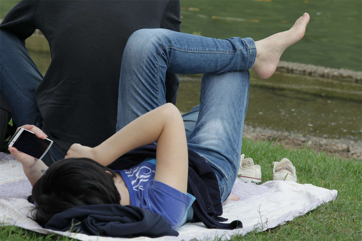 图片[2]-踏青公园街拍系列No.888 拥有如此美足，想必主人公非常自信-日更街拍