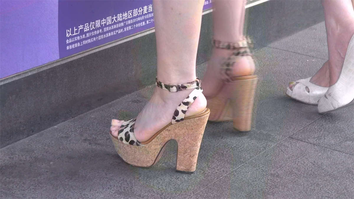 图片[2]-没想到路边偶遇，竟还有缘同乘电梯-日更街拍