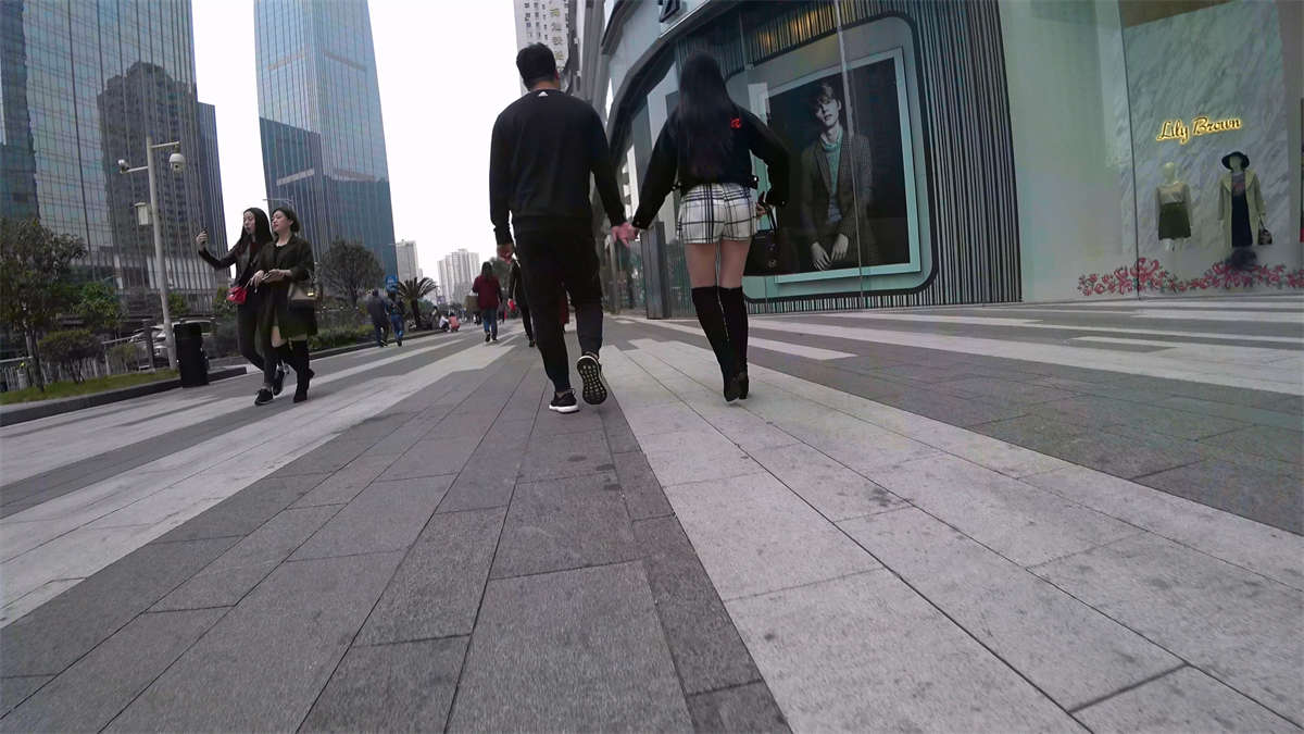 图片[2]-高腰白色条纹宽松热裤黑衣美腿-日更街拍