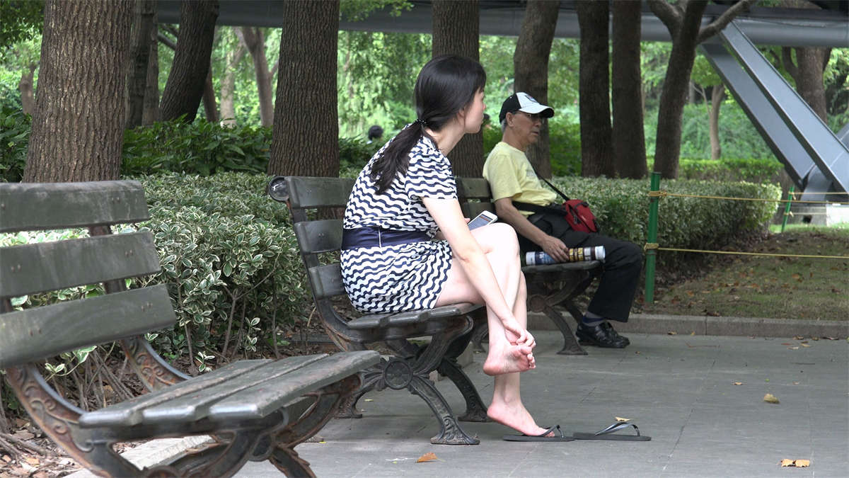 长椅上休息的人字拖美女-日更街拍