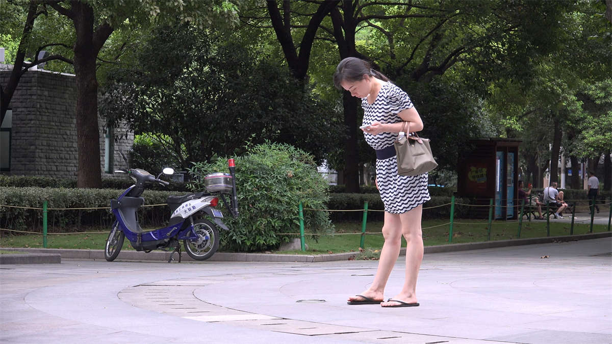 图片[2]-长椅上休息的人字拖美女-日更街拍