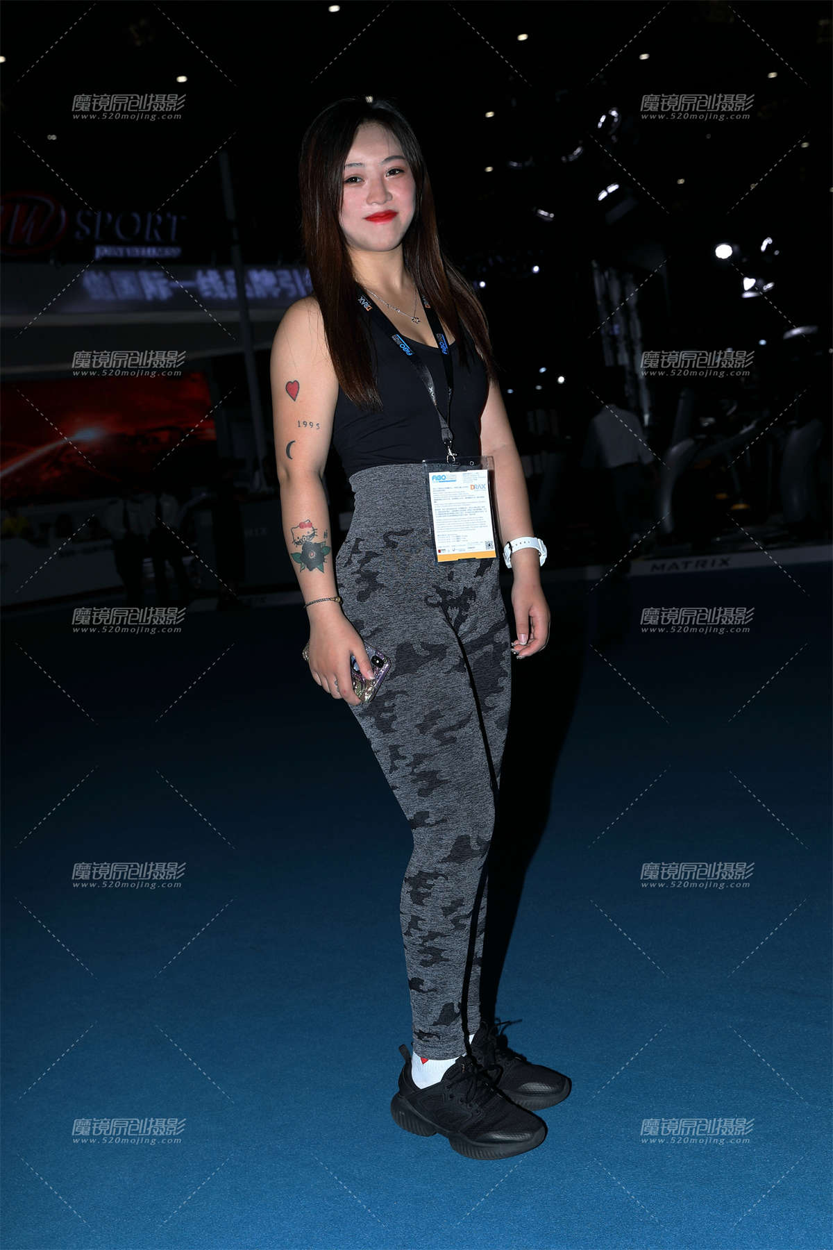 【欧阳赛帖】健身中的灰色紧身裤美女-日更街拍