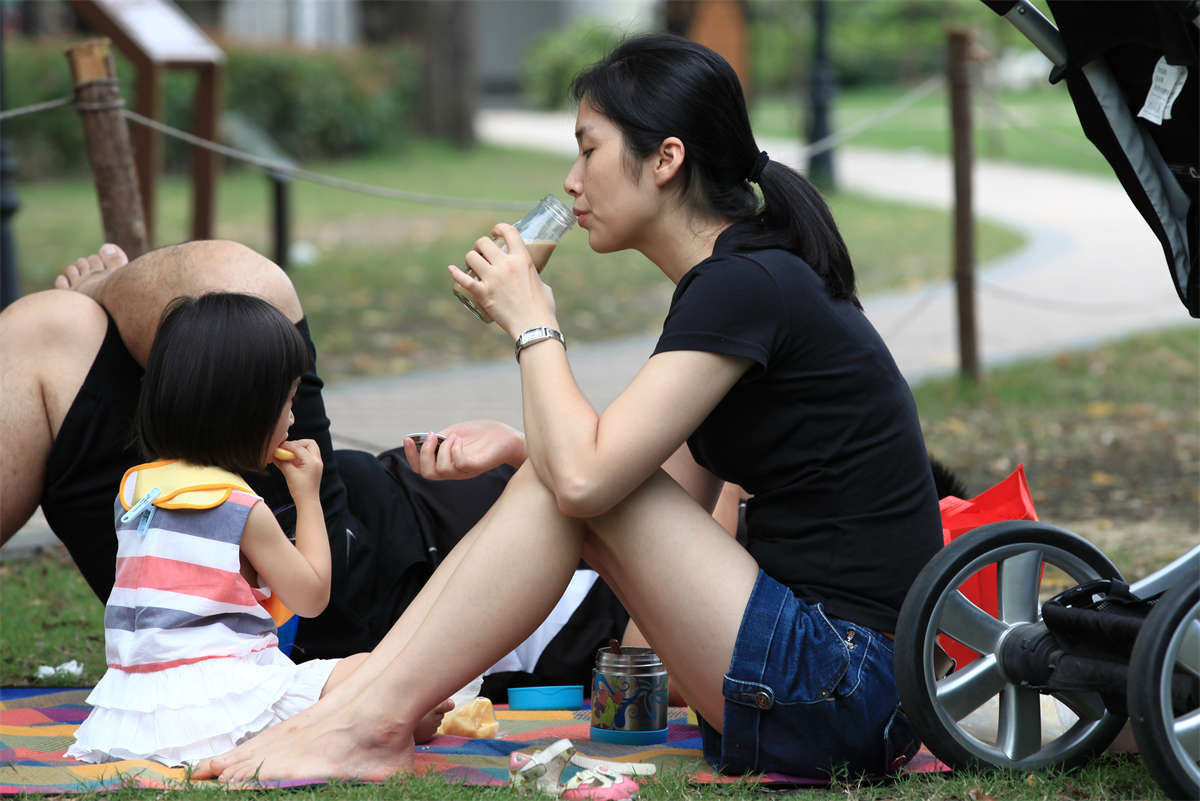 图片[2]-踏青公园街拍系列No.46 竟然又是重逢：美少妇长腿尽显，无瑕美足姿势丰富-日更街拍