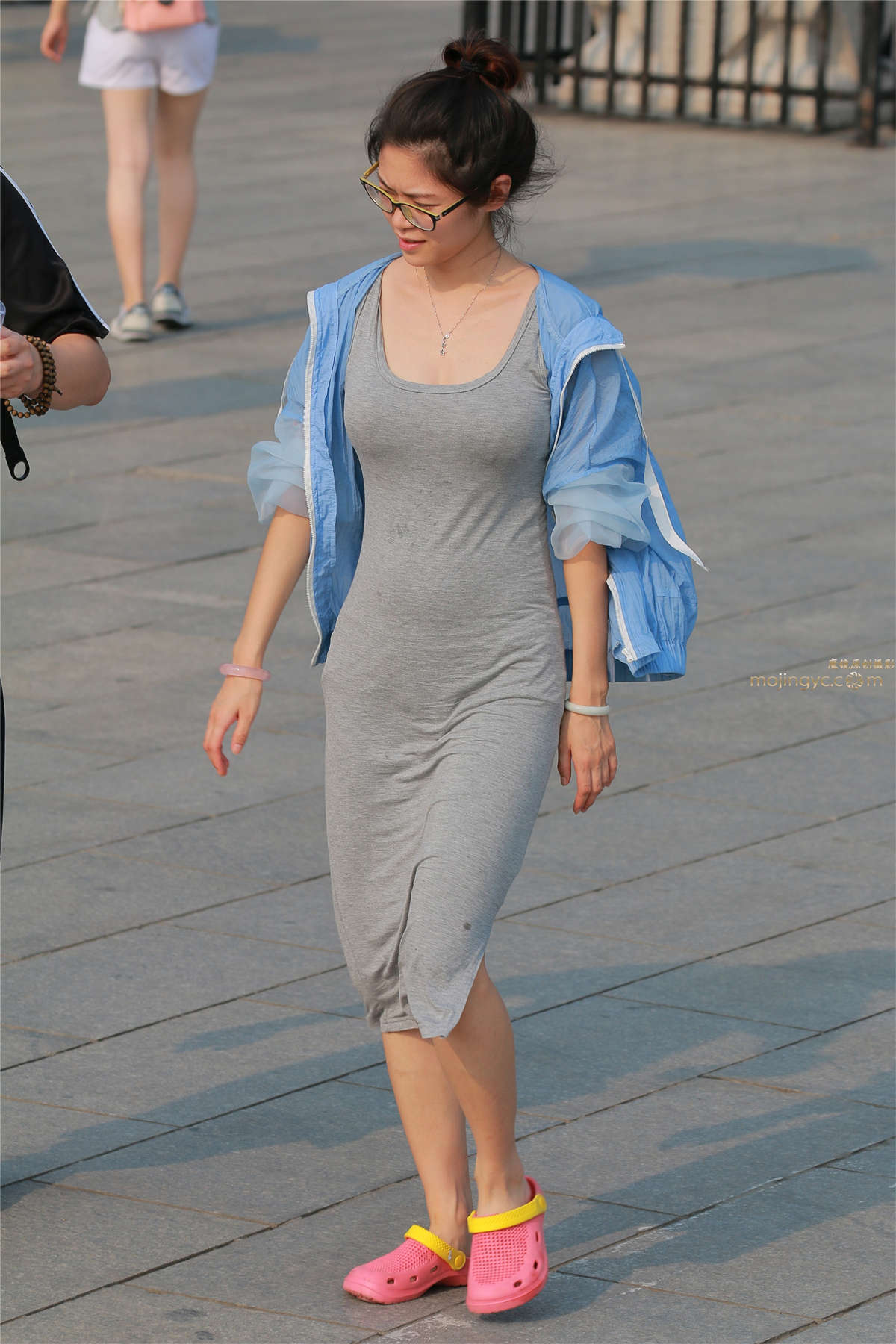 高耸的清纯妹（15P）-日更街拍