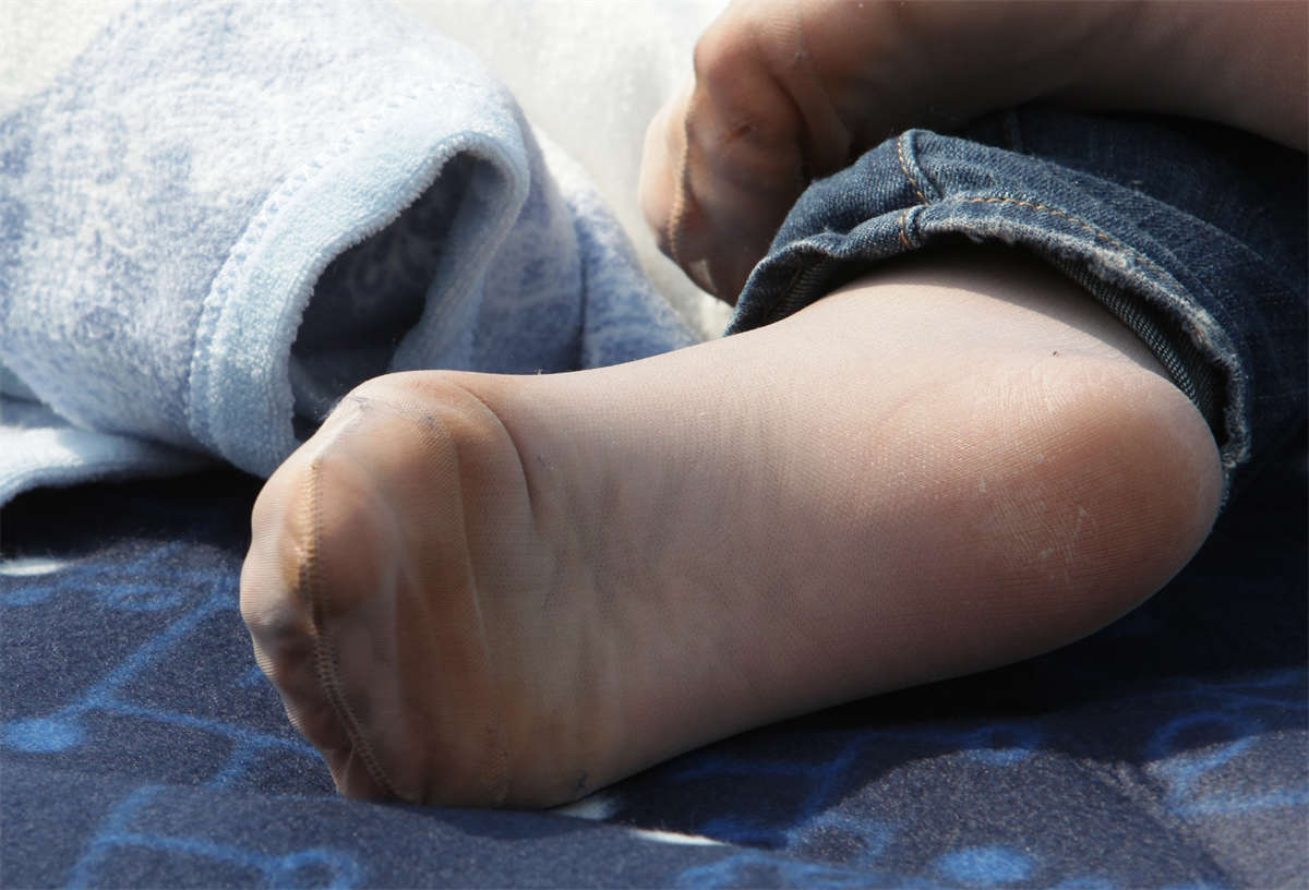 图片[2]-踏青公园街拍系列No.889 春暖花开，丝足井喷——同为短肉丝，少妇和少女的不同仪态-日更街拍