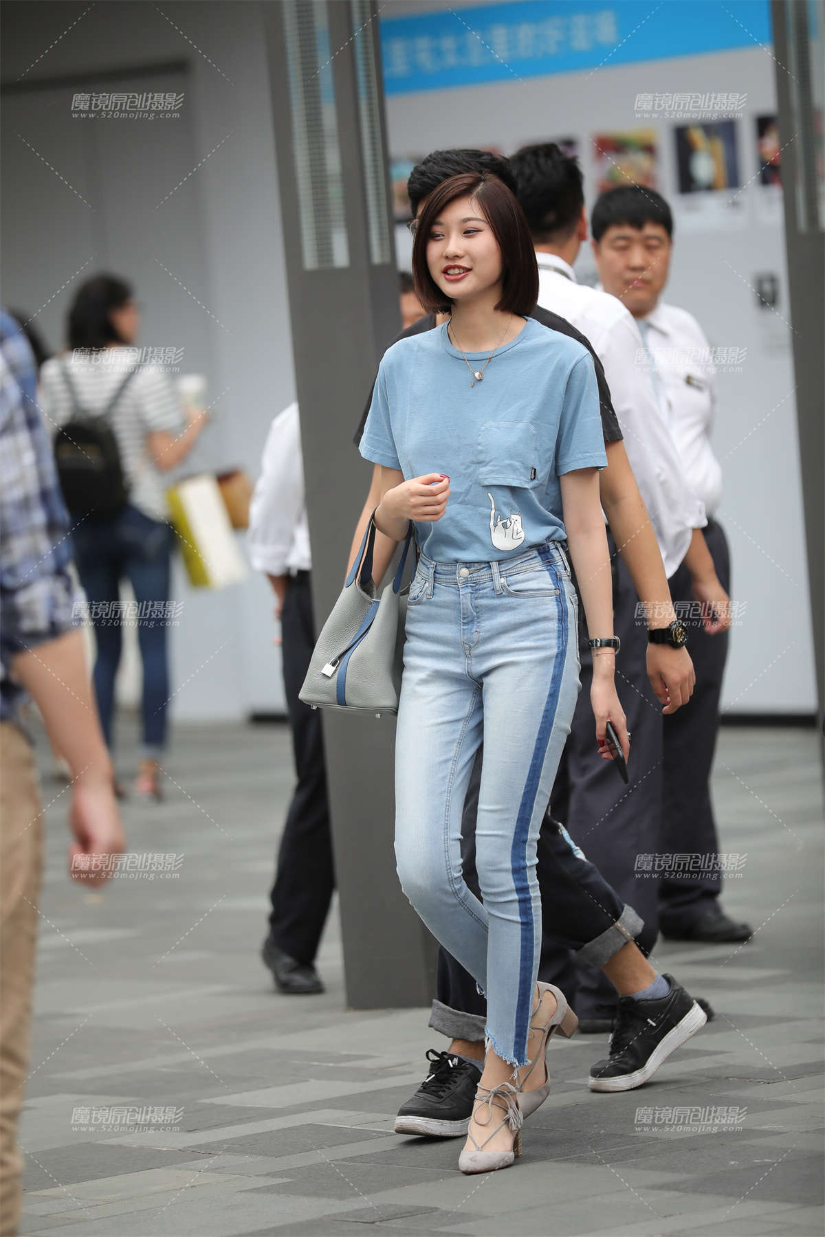 长腿清秀美眉-日更街拍