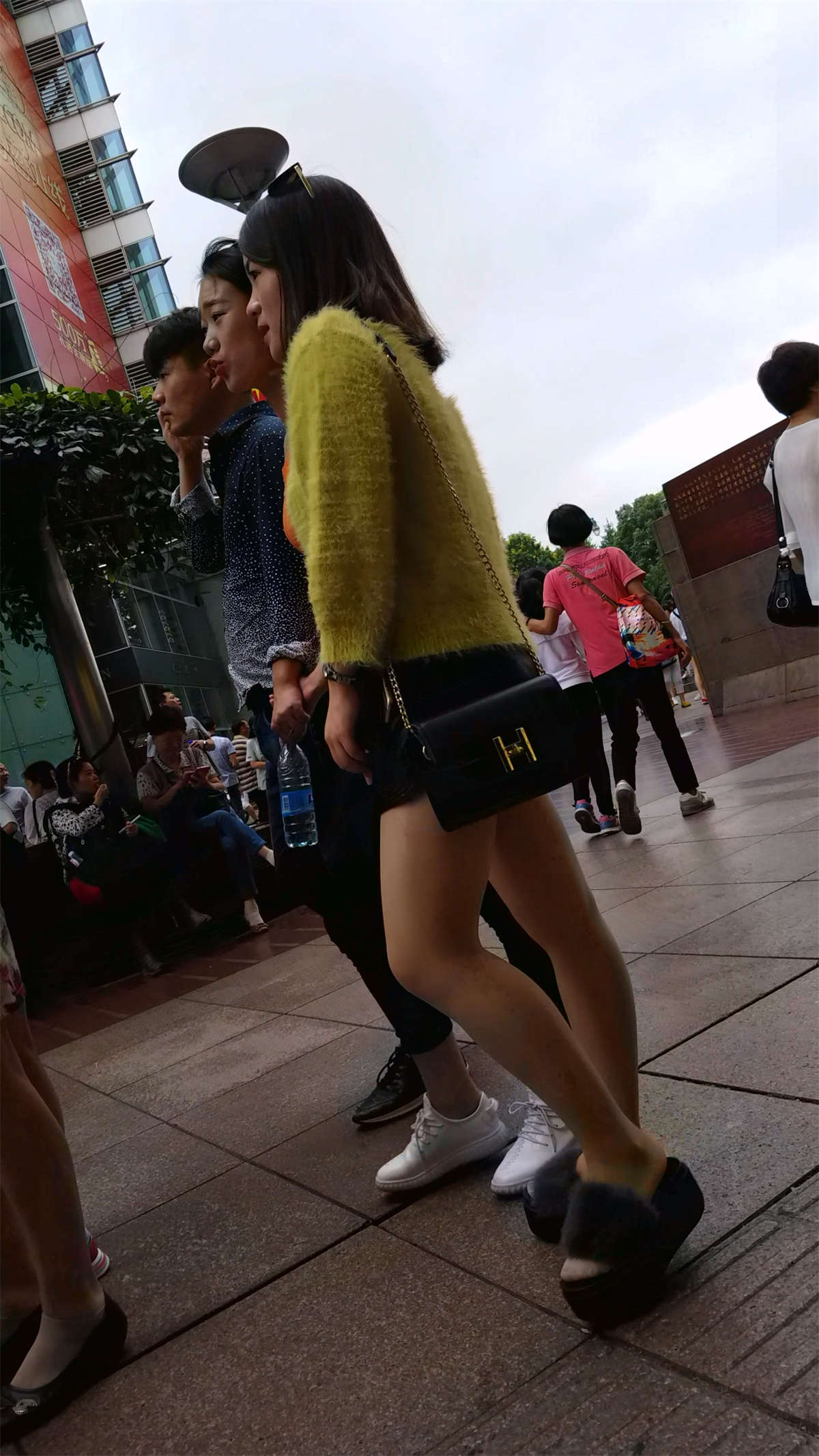 图片[2]-丝袜黄色毛衣美眉-日更街拍