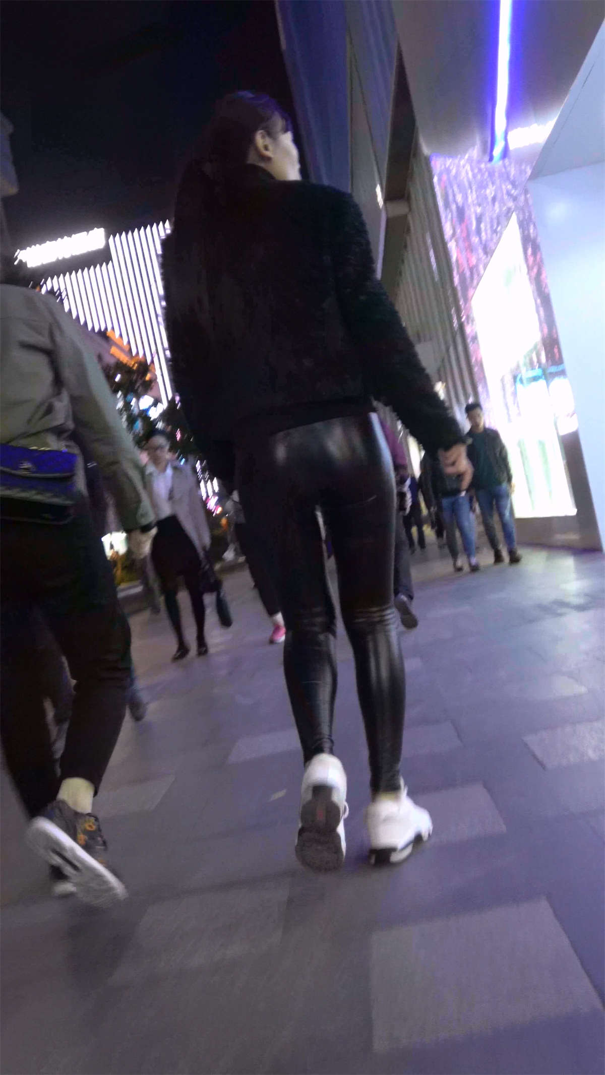 图片[2]-黑色毛衣紧身皮裤美女-日更街拍