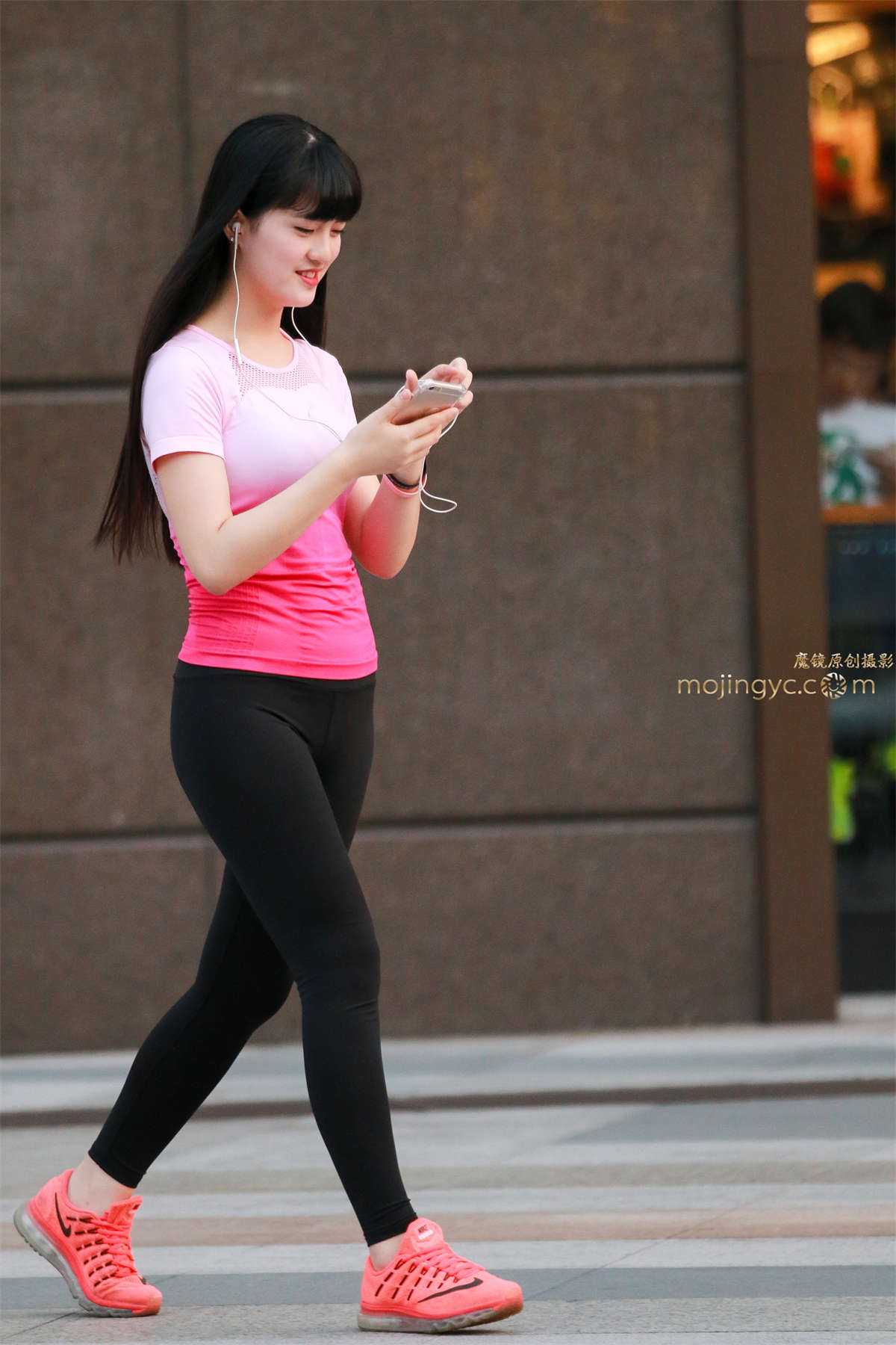 长相甜美身材超好的健身美女-日更街拍