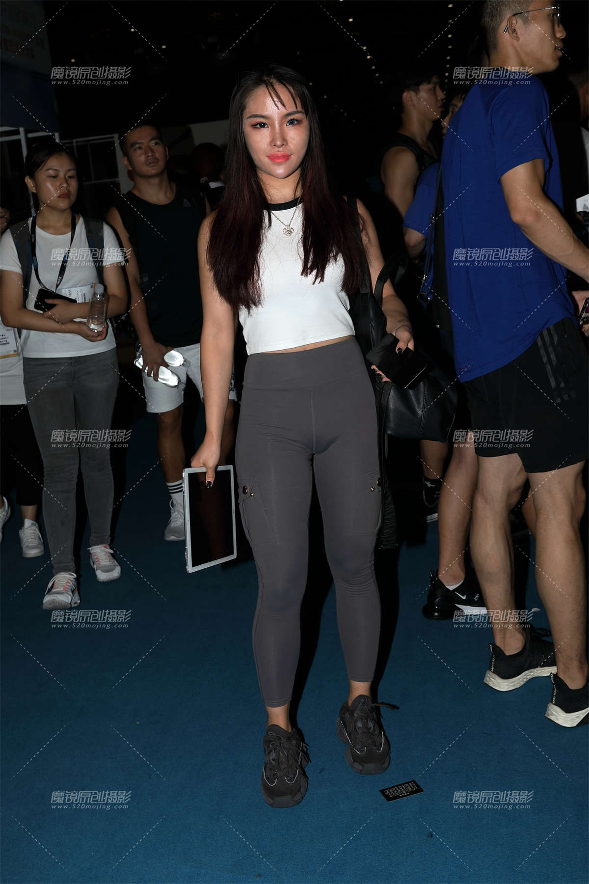 【欧阳赛帖】紧身灰色紧身裤美女-日更街拍