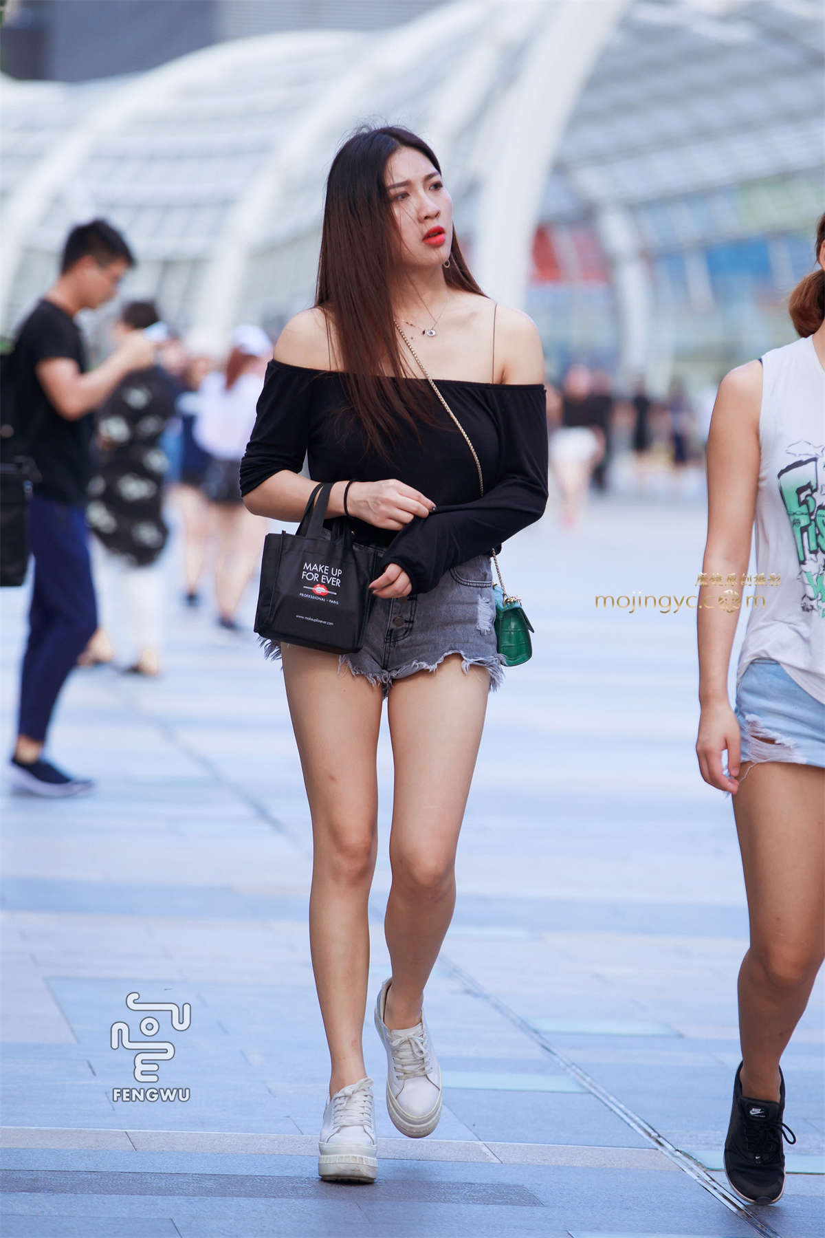 热裤，裸腿，运动鞋-日更街拍