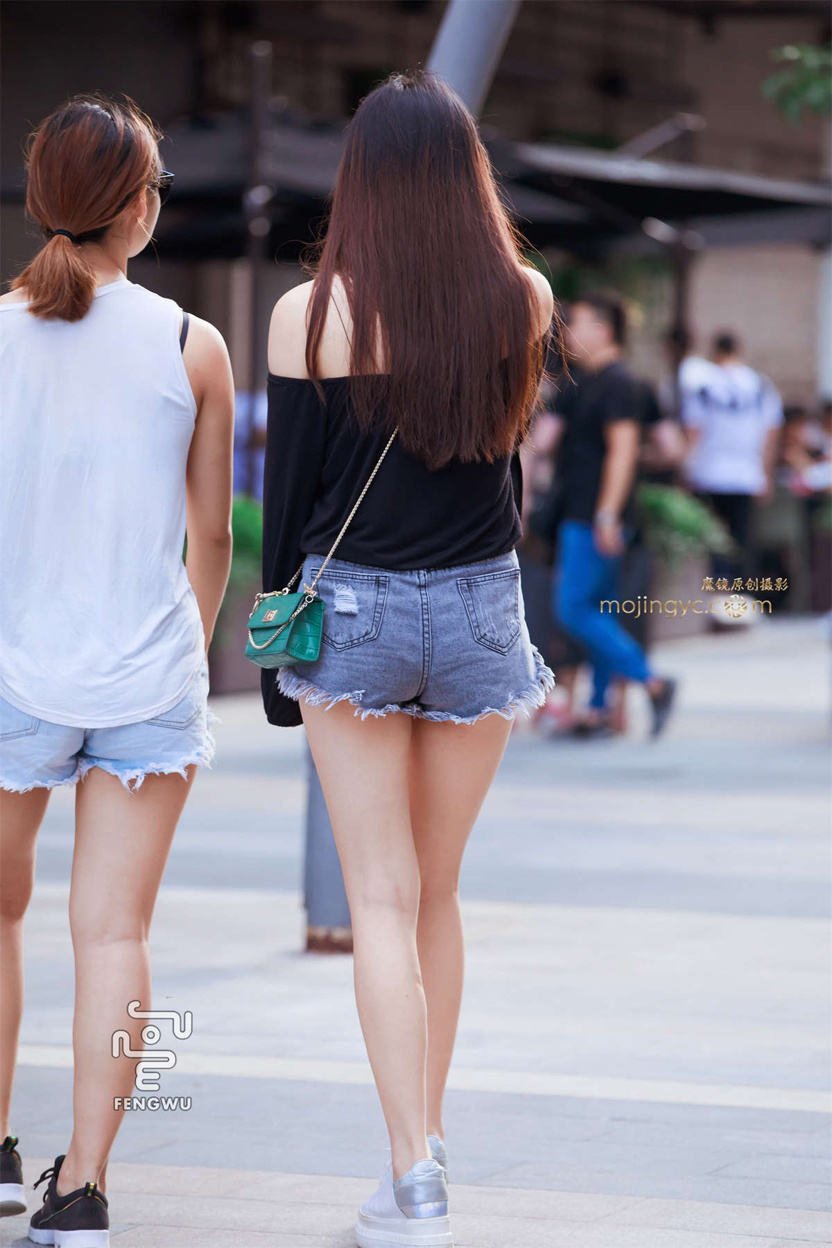 图片[2]-热裤，裸腿，运动鞋-日更街拍