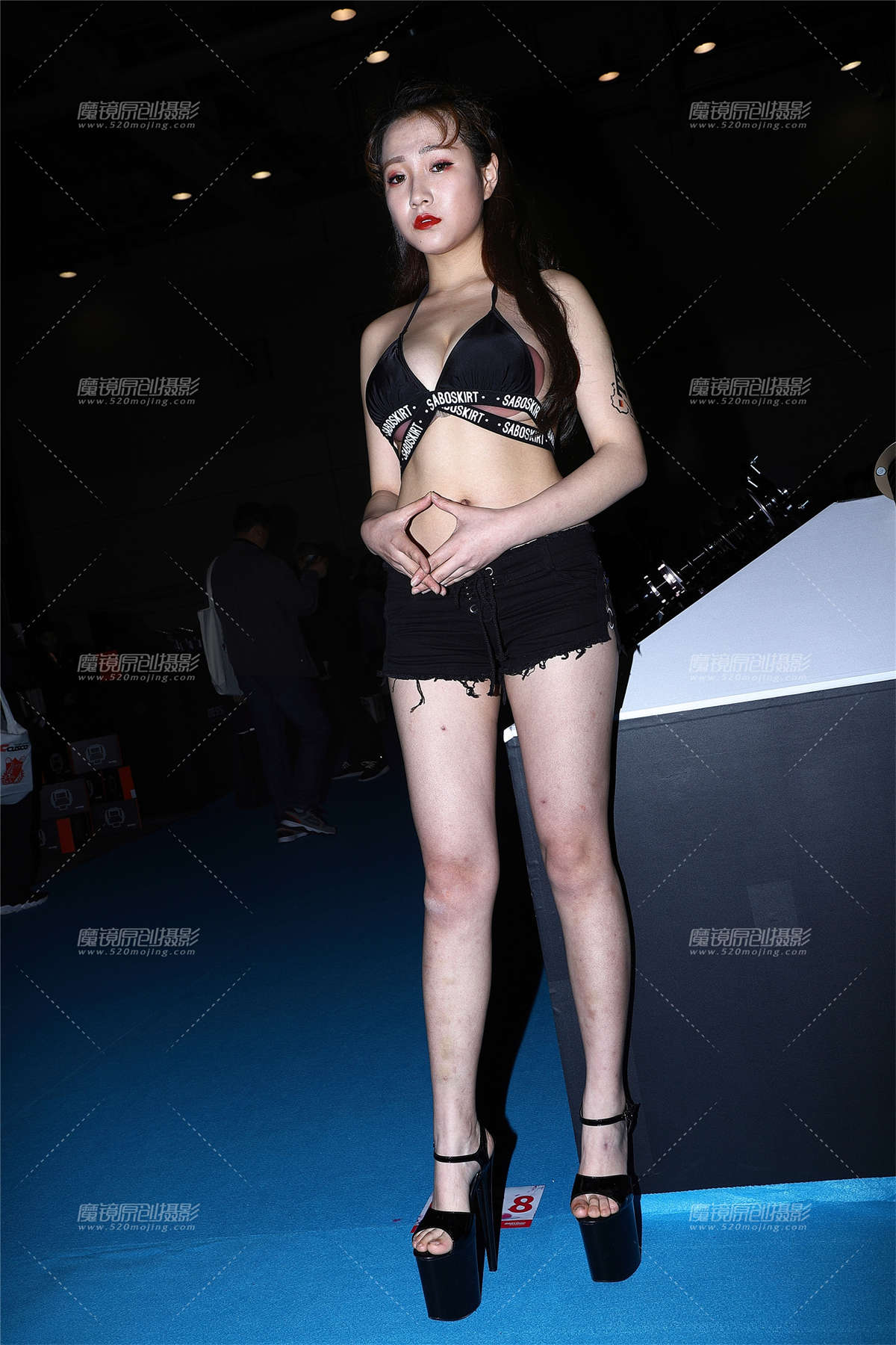 黑色泳装热裤车模-日更街拍