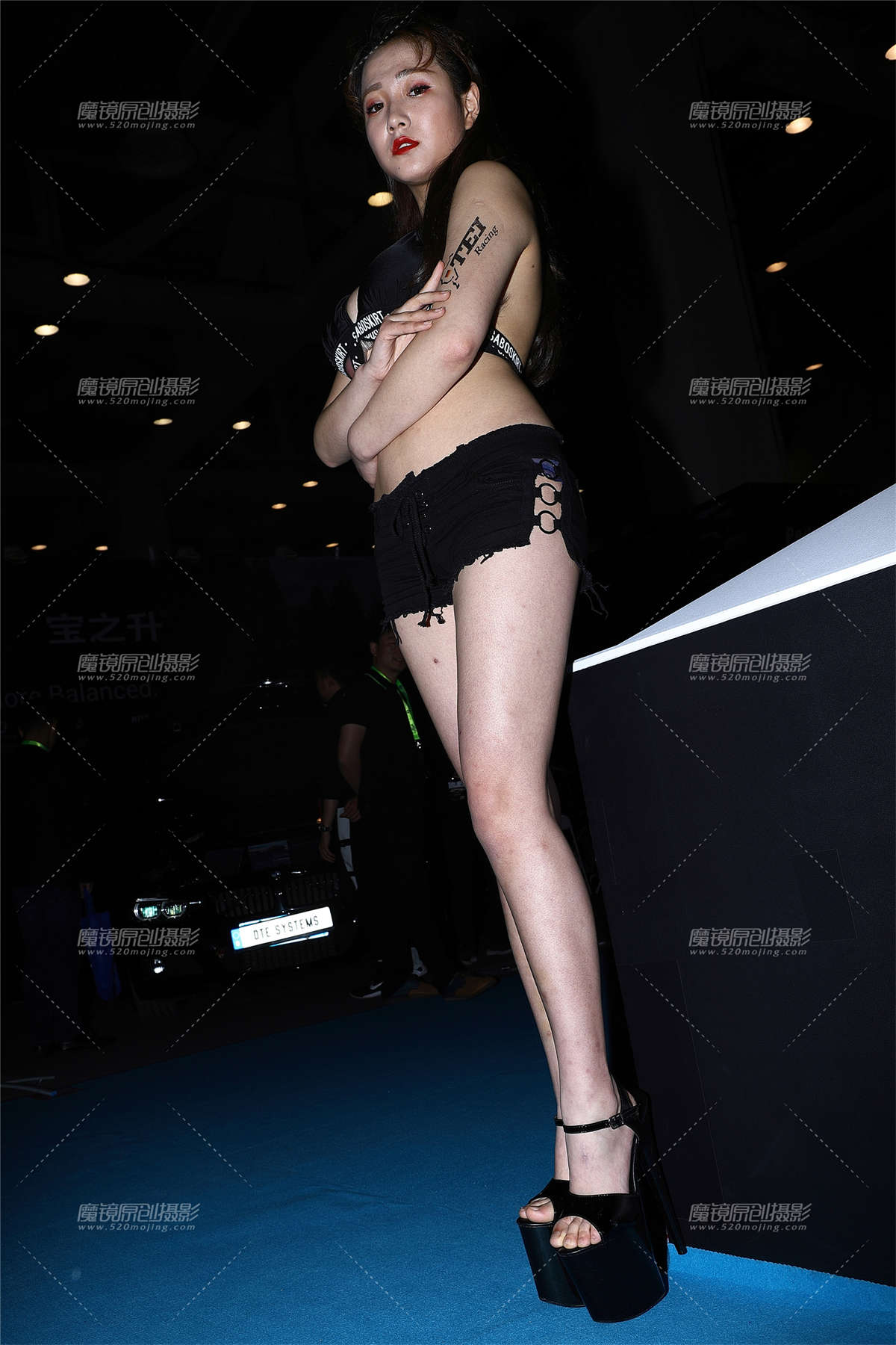 黑色泳装热裤车模插图1