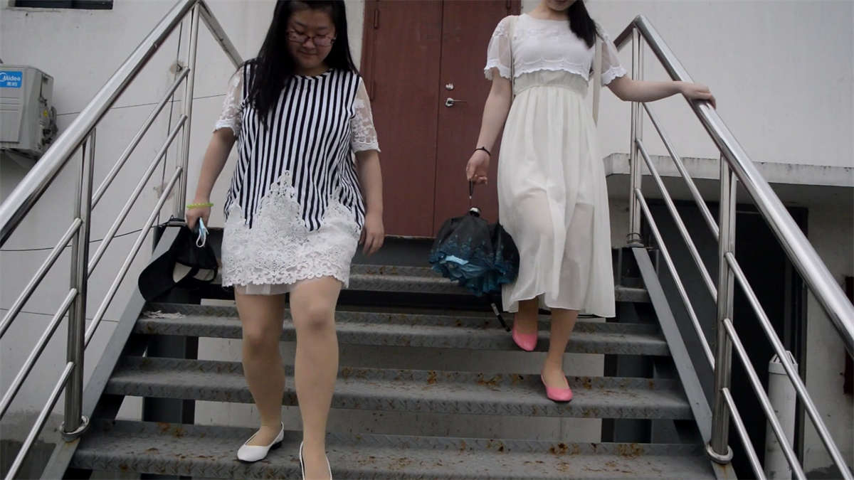 图片[2]-两位美女穿鞋子-日更街拍