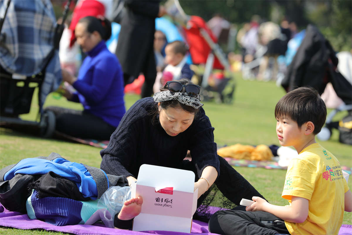 图片[2]-踏青公园街拍系列No.733 优雅少妇躲在蓬中已被一探究竟，再次遇到躺平放弃抵抗 第2套-日更街拍