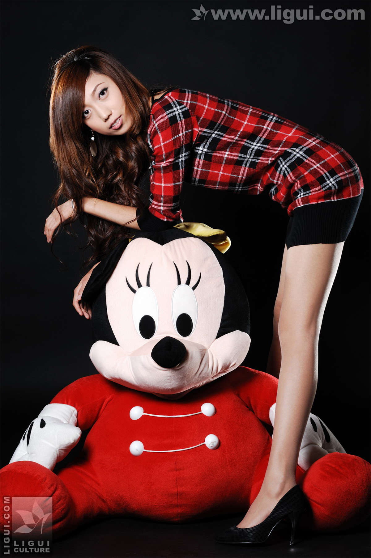 Ligui丽柜 20091111 梦娜与玩偶之间的丝袜美足嬉戏 梦娜-日更街拍