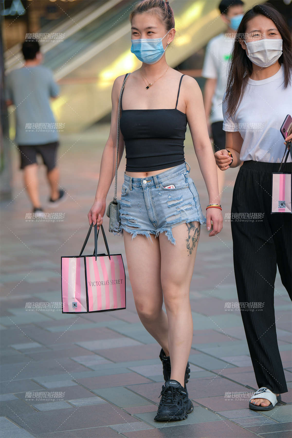 穿着清凉的热裤MM-日更街拍
