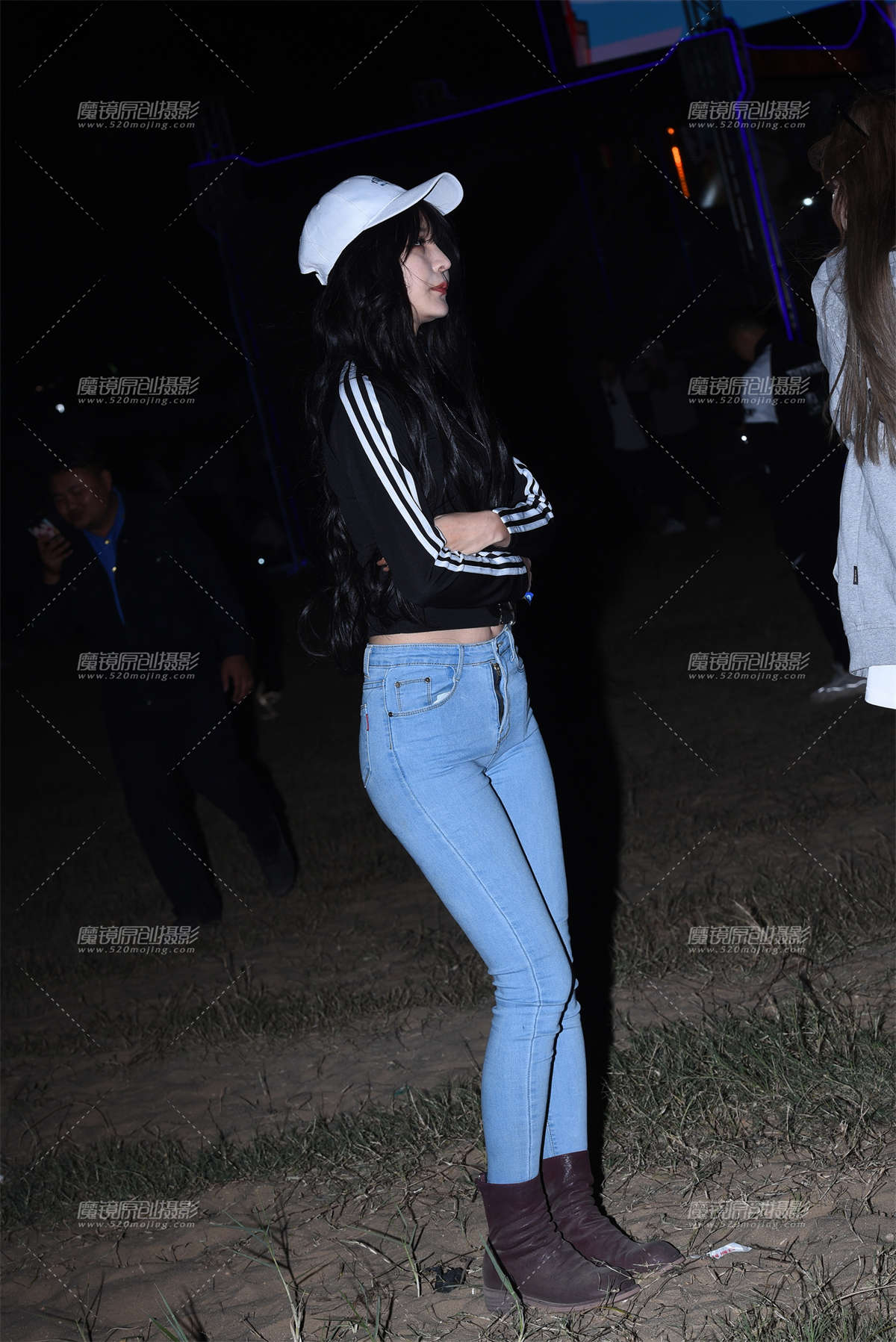 图片[2]-【咔喳赛帖】夜色中的牛仔佳人-日更街拍